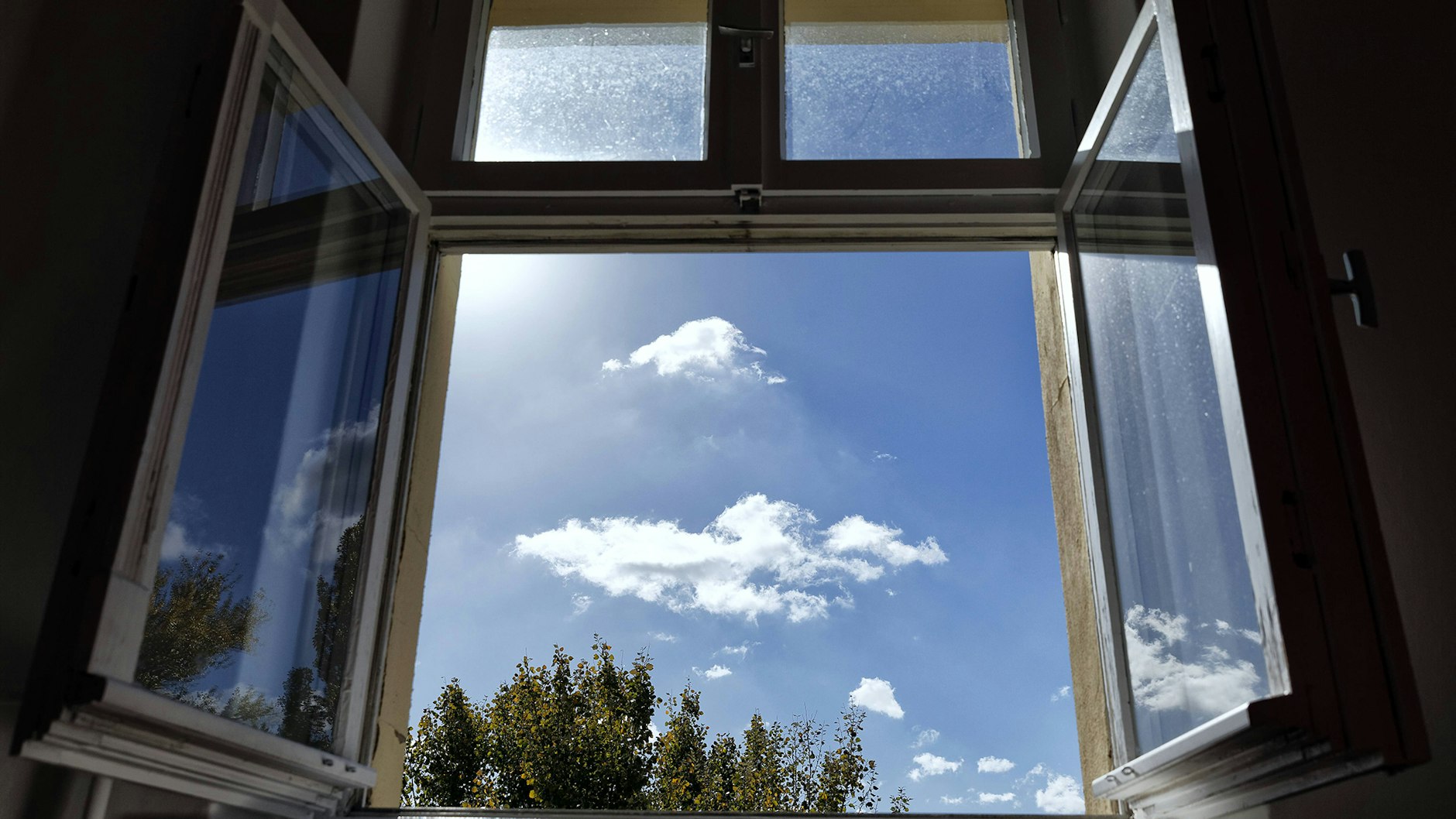 Rein mit der Luft, raus mit den Viren! So soll man es auch halten, wenn es draußen nicht so freundlich ist wie auf diesem Bild.