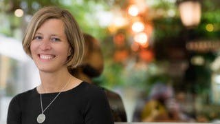 Die Romanautorin Stephanie von Hayek