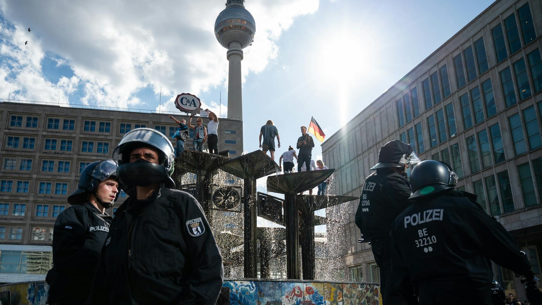 Eine Demo auf dem Alexanderplatz gegen die Corona-Verordnungen.