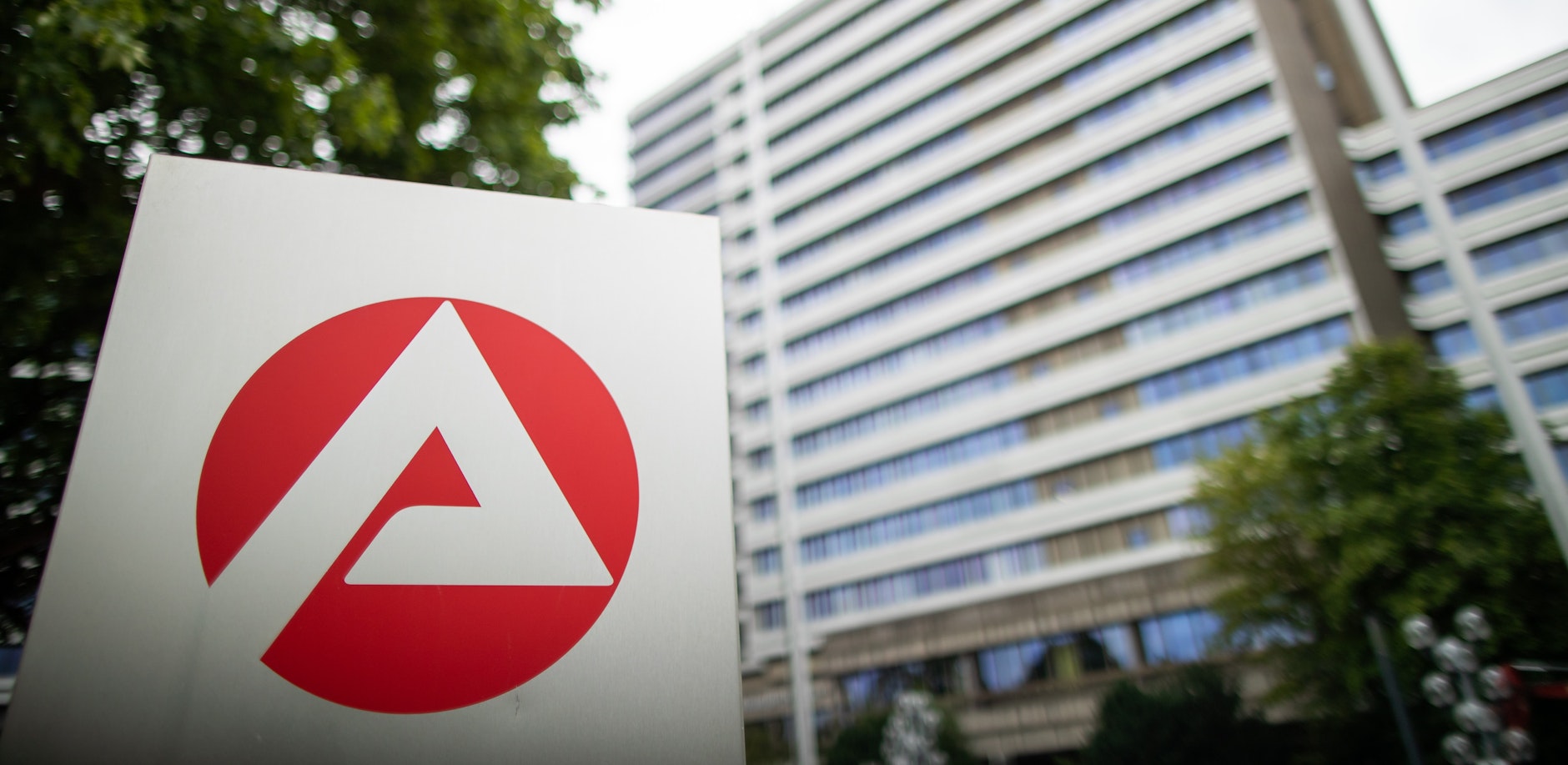 Anträge auf Kurzarbeitergeld schwappen wie eine Welle über die Bundesagentur für Arbeit.