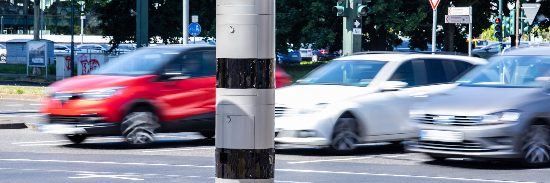 Bundesverkehrsminister Scheuer (CSU) will verschärfte Regelungen zu Fahrverboten bei zu schnellem Fahren zurücknehmen.