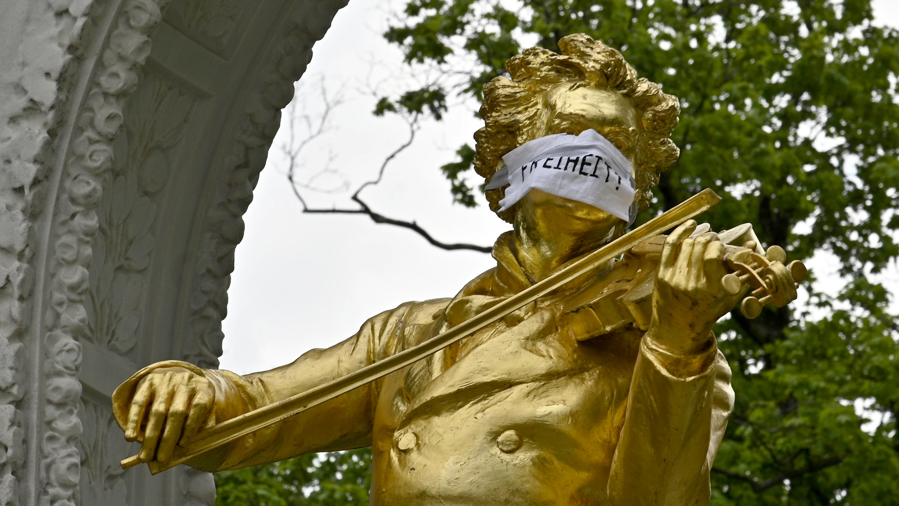Die Statue des Johann-Strauß-Denkmals im Wiener Stadtpark&nbsp; mit Mundschutz.