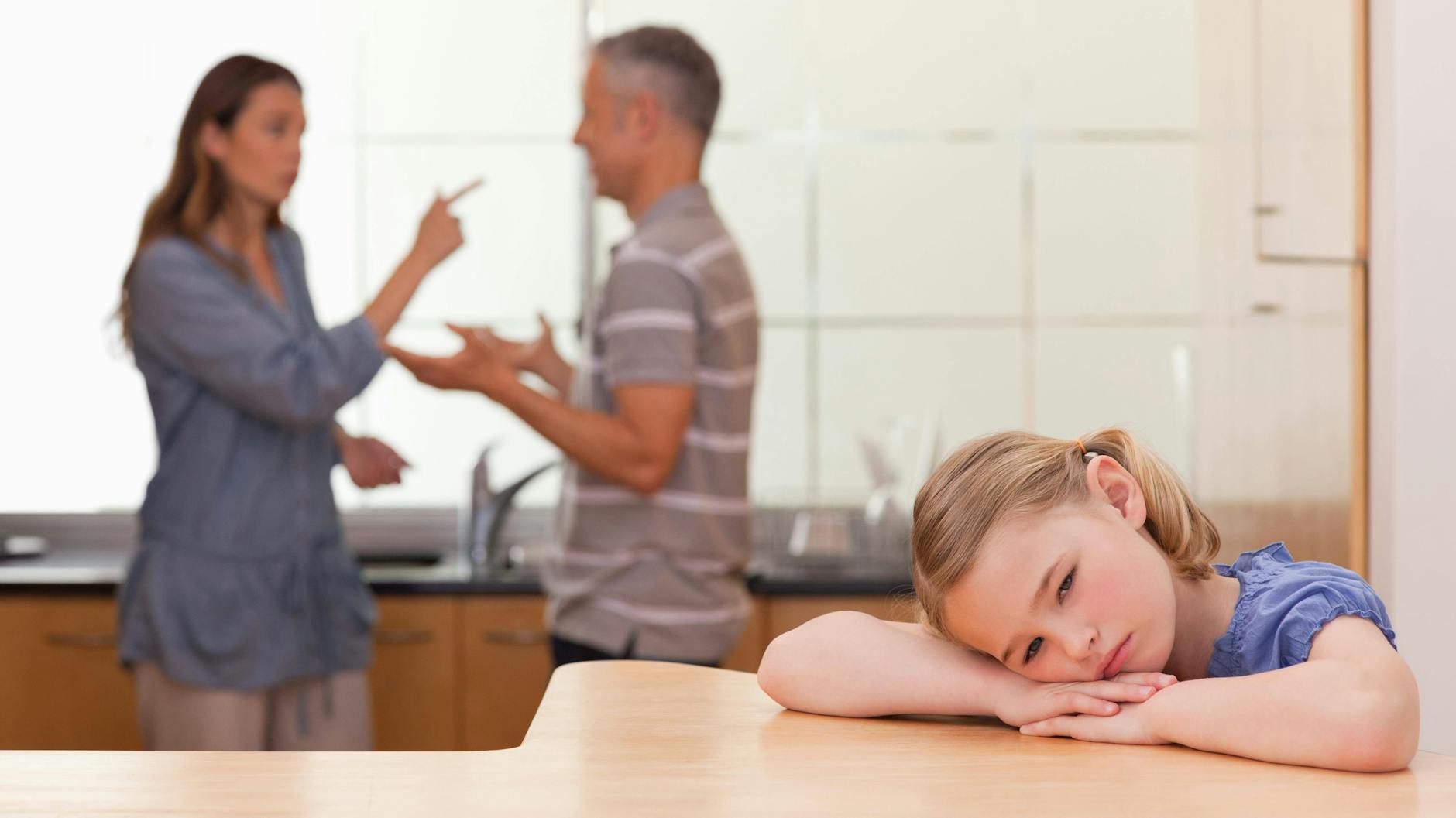 Wut sollten Eltern kontrollieren, besonders vor den Augen und Ohren von Kindern.