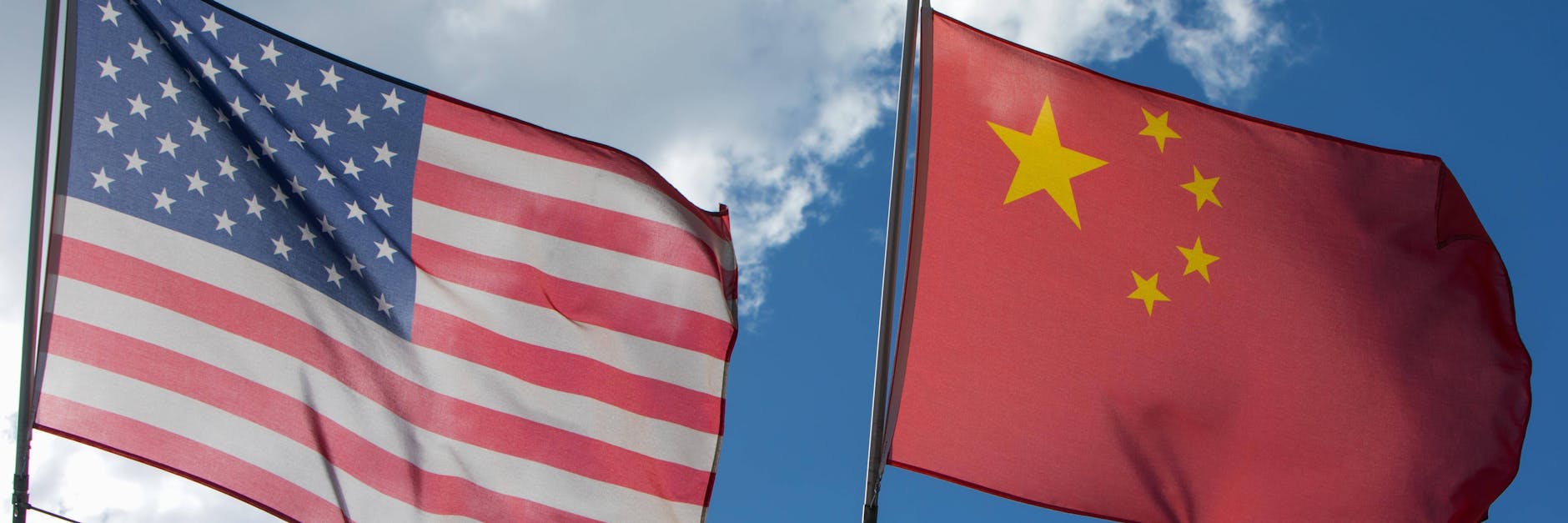 Die US-amerikanische Flagge links und die Flagge der Volksrepublik China auf dem Dach des Kongresszentrum in Davos.