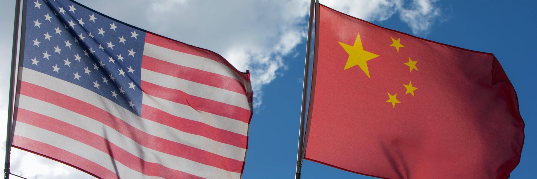 Die US-amerikanische Flagge links und die Flagge der Volksrepublik China auf dem Dach des Kongresszentrum in Davos.