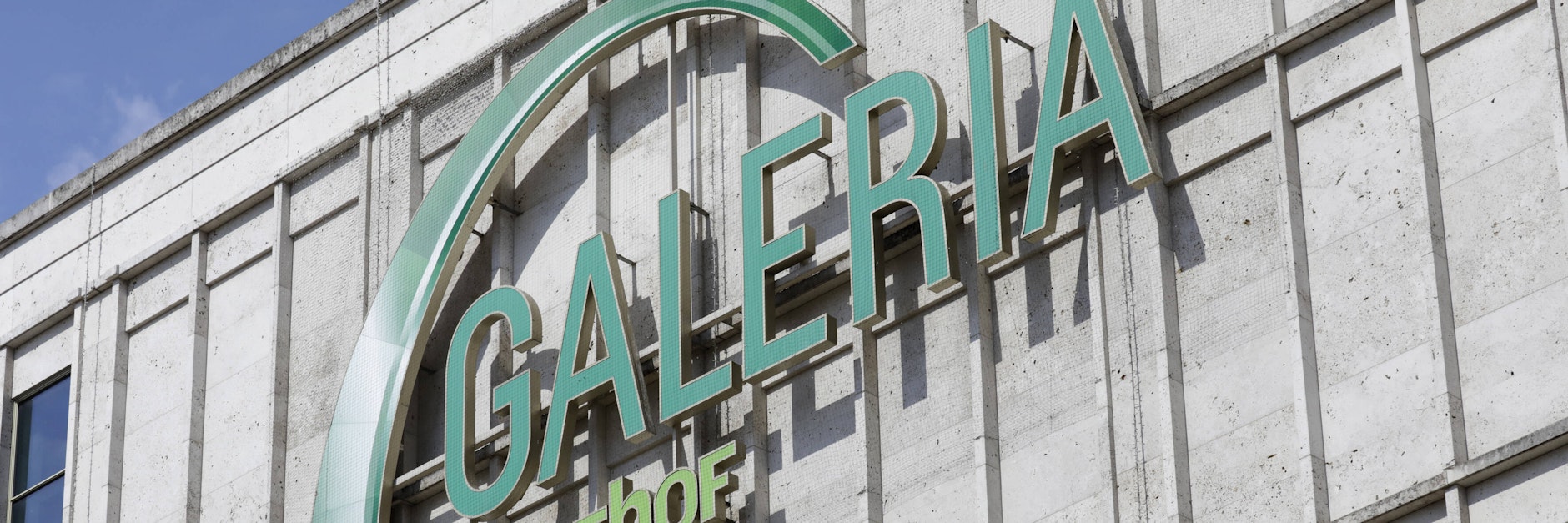 Das Logo von Galeria Kaufhof auf dem Alexanderplatz in Berlin-Mitte.