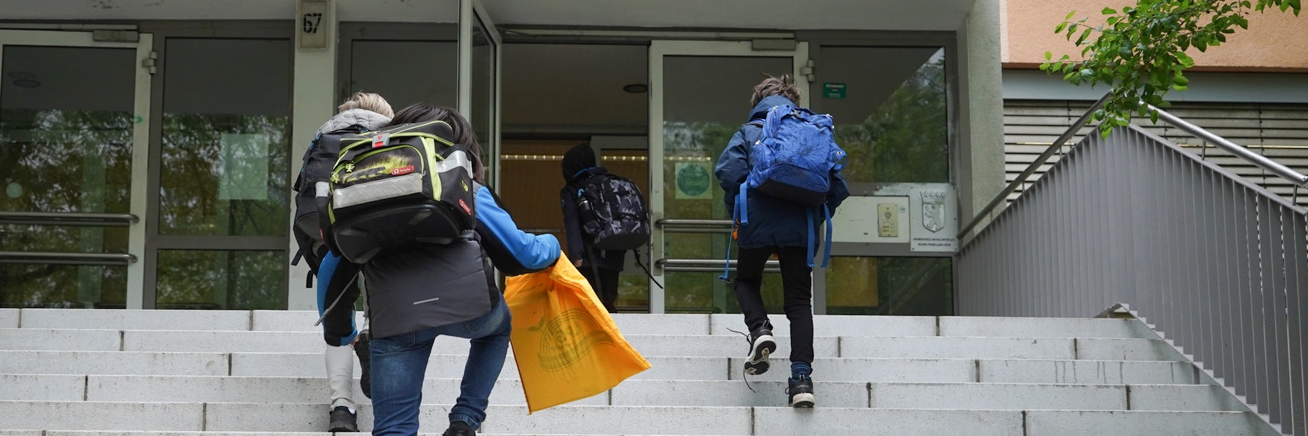 Die Berliner Schulen haben wieder geöffnet. Doch nur für bestimmte Klassen und unter besonderen Sicherheitsvorkehrungen.&nbsp;