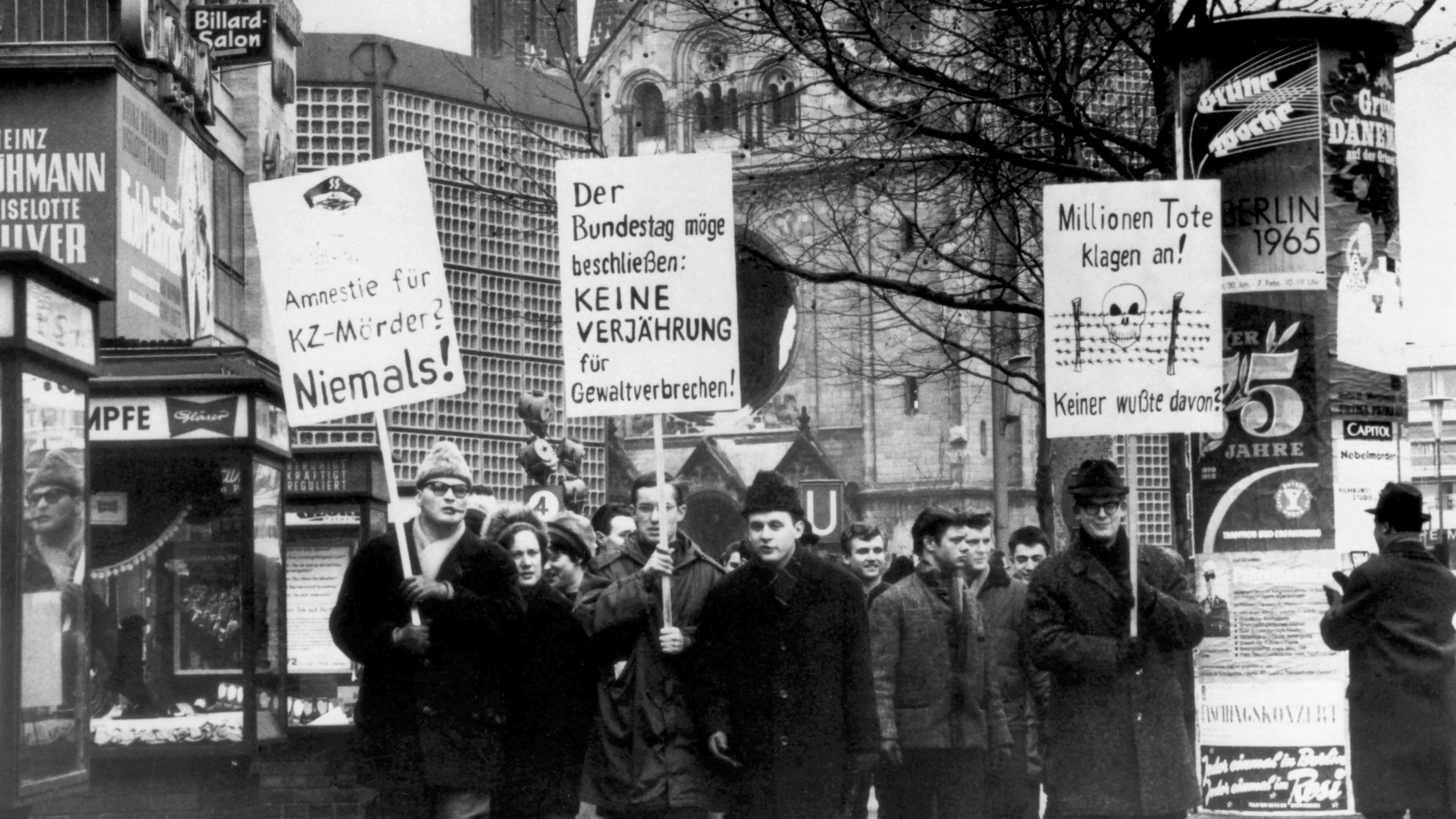 Demonstration gegen die Verjährung von NS-Unrecht am 6. Februar 1965 in Berlin:&nbsp;Jahrzehntelang bewegt die Frage der Verjährung der NS-Verbrechen die Gemüter. Erst im Juli 1979 beschließt der Bundestag, die Verjährung für Mord vollständig aufzuheben – und folgt somit teilweise den Forderungen der Protestierenden. Die Debatte gilt als eine der Sternstunden des Bundestages.
