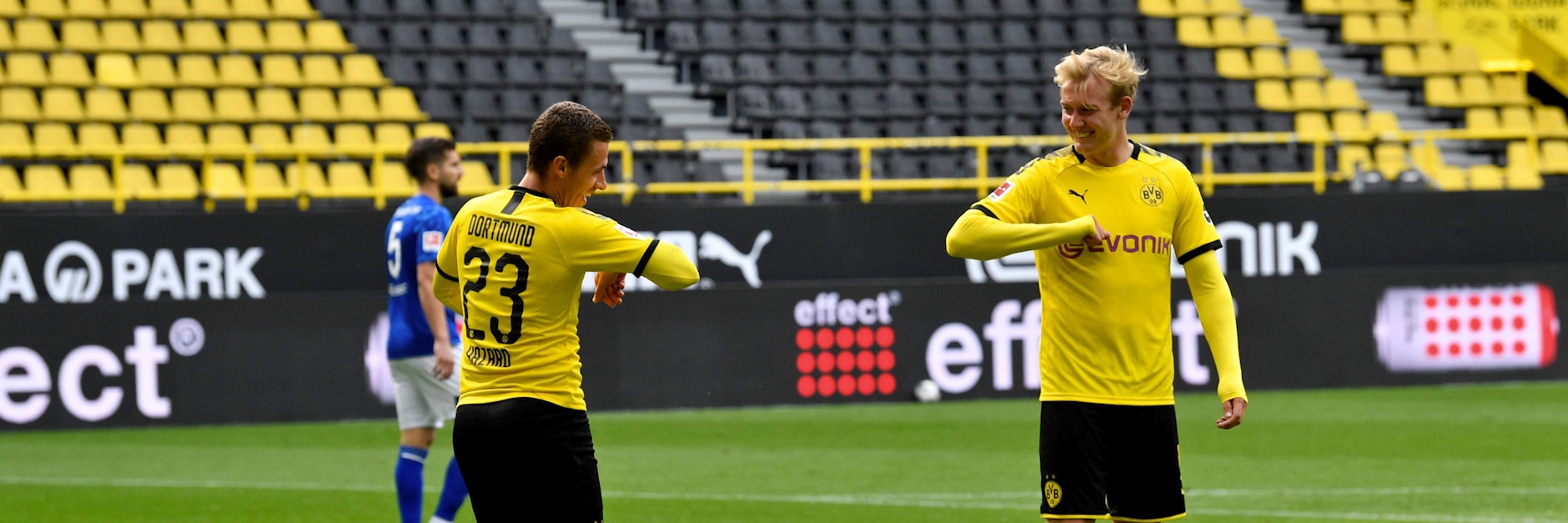 Nach Derby-Toren macht Thorgan  Hazard (l.) und Julian Brandt sogar der  Corona-Jubel Spaß.