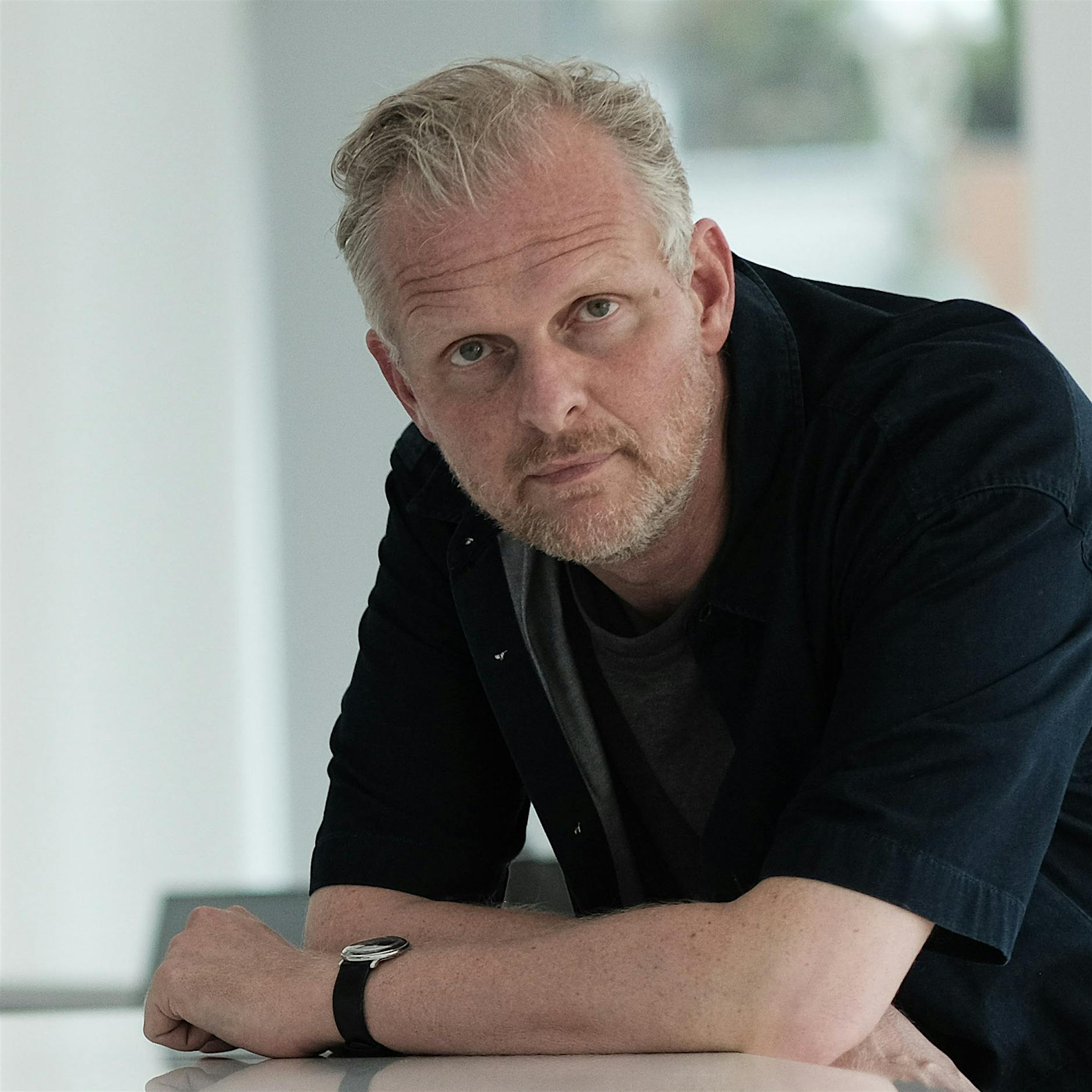 Thomas Ostermeier steht vor der Ruine seines Spielplans