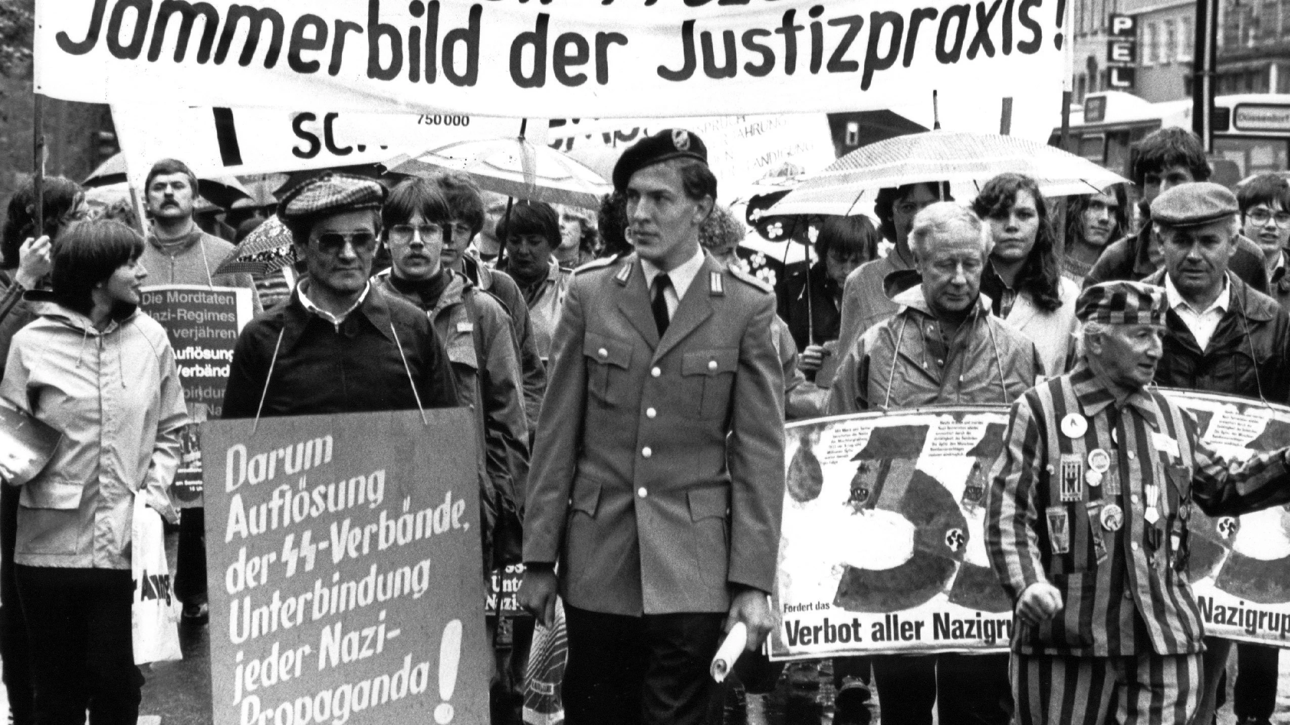 Vor der Urteilsverkündung kam es am 29. Juni 1981 zu einer Demonstration in der Düsseldorfer Innenstadt. Ein 72-jähriger, ehemaliger KZ-Häftling und ein Bundeswehrsoldat führten den Schweigemarsch an. Nach über fünfjähriger Verhandlungsdauer um die Ermordung von mindestens 250.000 Häftlingen im ehemaligen Konzentrationslager Lublin-Majdanek hat das Düsseldorfer Landgericht am 30.6.1981 sieben Angeklagte zu Freiheitsstrafen zwischen drei und zwölf Jahren wegen gemeinschaftlicher Beihilfe zum Mord verurteilt. Der ehemalige Schutzhaftlagerführer Hackmann erhielt zehn Jahre Haft. Einzig die Angeklagte Hermine Ryan wurde wegen Mordes in zwei Fällen zu einer lebenslangen Freiheitsstrafe verurteilt. Der ehemalige KZ-Aufseher Heinrich Groffmann wurde freigesprochen. Das Publikum reagierte auf die Urteile mit Buh-Rufen und wütenden Äußerungen.