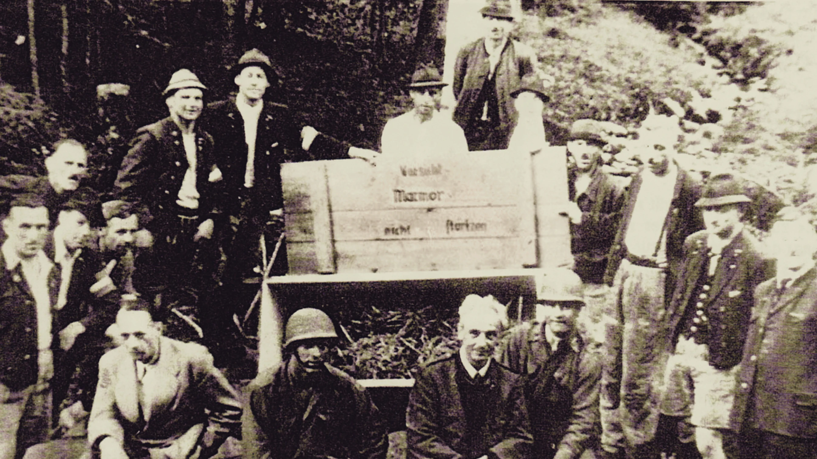 Nach der Bergung einer Sprengladung: Das Salzbergwerk Altaussee in Österreich ist mit tausenden von Kunstwerken, darunter der Genter Altar von Jan van Eyck, eines der größten Depots von NS-Raubkunst. Die von NSDAP-Gauleiter Eigruber im April 1945 angeordnete Sprengung mit amerikanischen 500-kg-Blindgängerbomben (getarnt als „Marmor“ in Holzkisten) verhindern einheimische Bergleute. 2019 entsteht darüber der Film „Ein Dorf wehrt sich“.