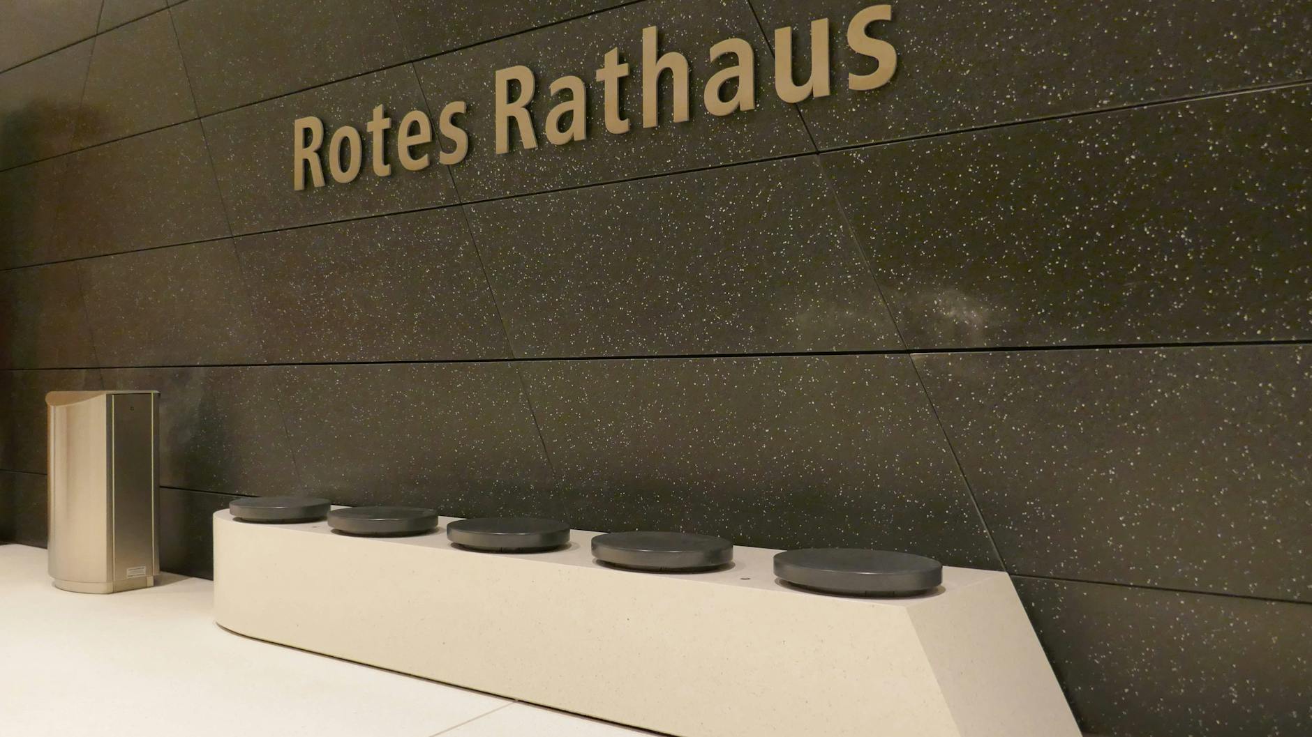 U-Bahnhof Rotes Rathaus: Auch die Sitzgelegenheiten bestehen aus Betonwerkstein.