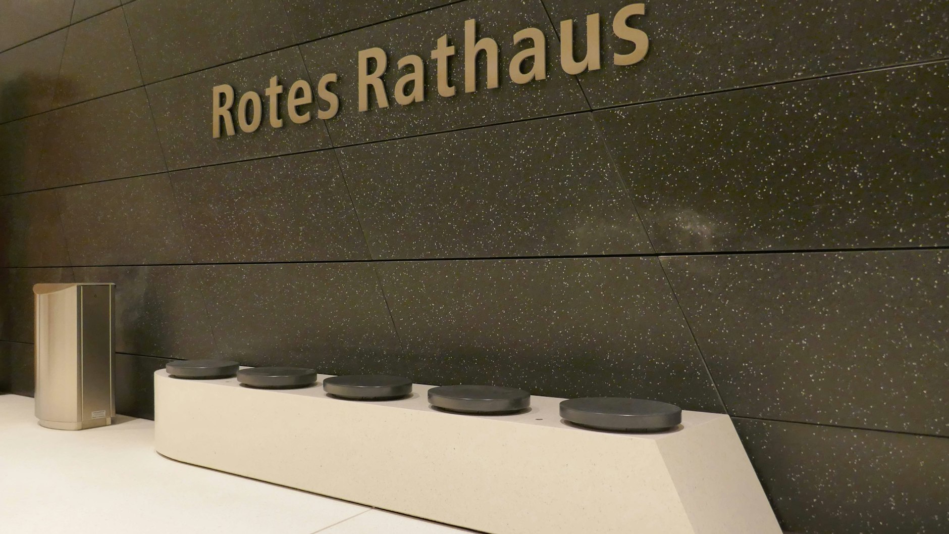 U-Bahnhof Rotes Rathaus: Auch die Sitzgelegenheiten bestehen aus Betonwerkstein.