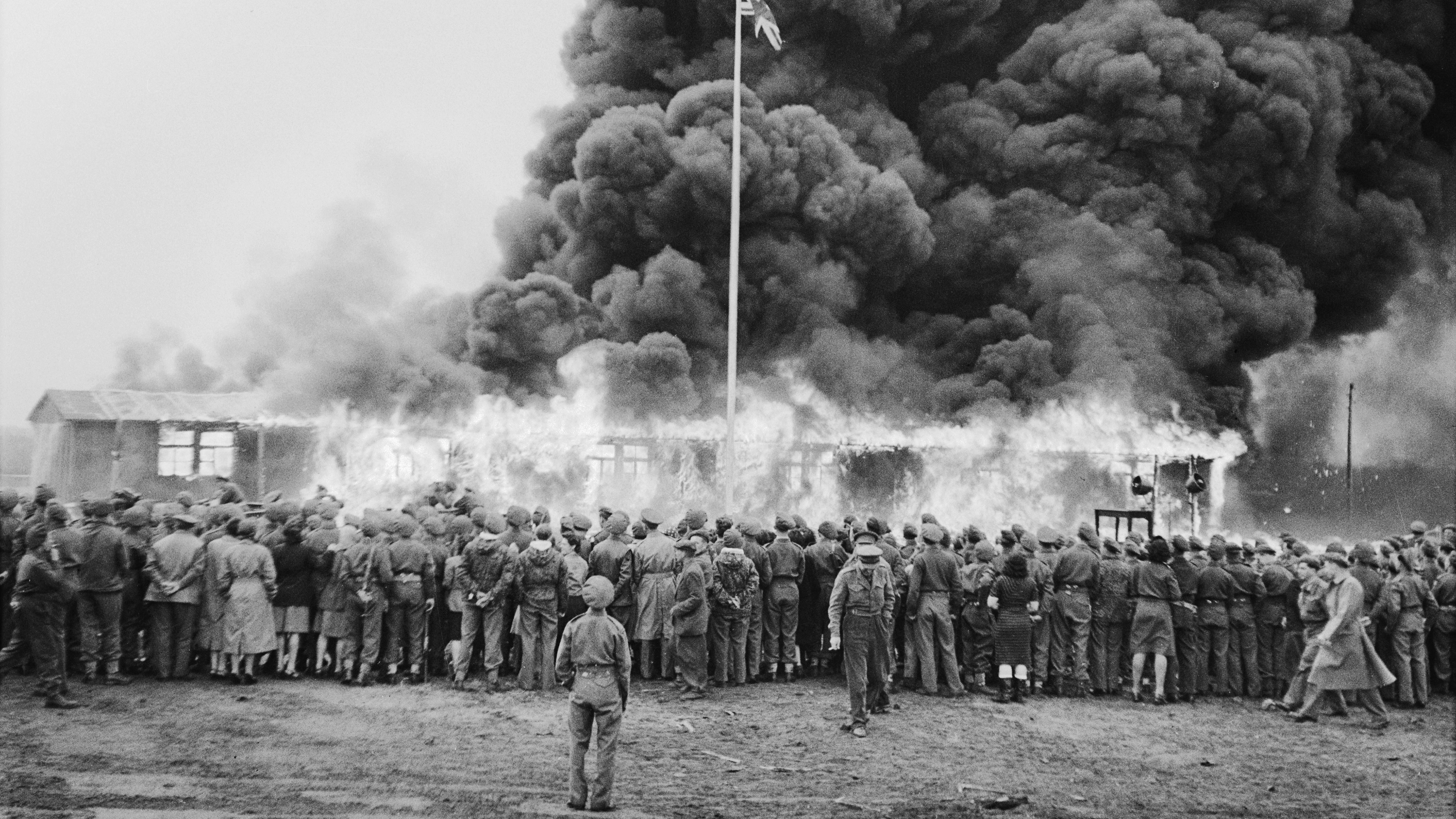 Abbrennen einer Baracke in Bergen-Belsen:&nbsp;Die britische Armee ist schockiert, als sie das Lager Bergen-Belsen befreit. Die Zustände sind so unbeschreiblich, dass die Baracken abgebrannt werden, nachdem die Verhältnisse dokumentiert und die Überlebenden anderenorts untergebracht sind.