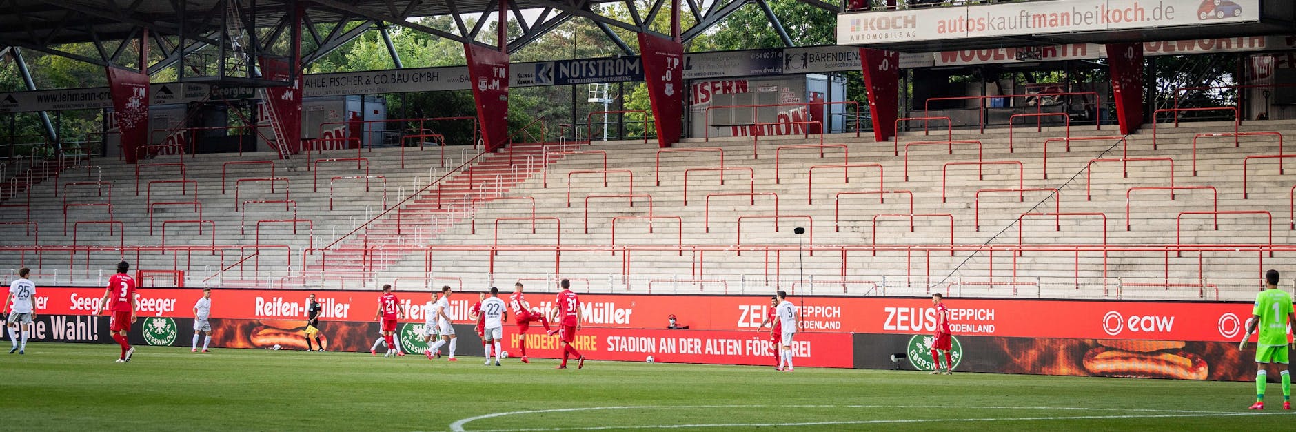 Das tut richtig weh: Auf dem Rasen sind die Bayern zu Gast beim 1. FC Union und die Alte Försterei ist leer.