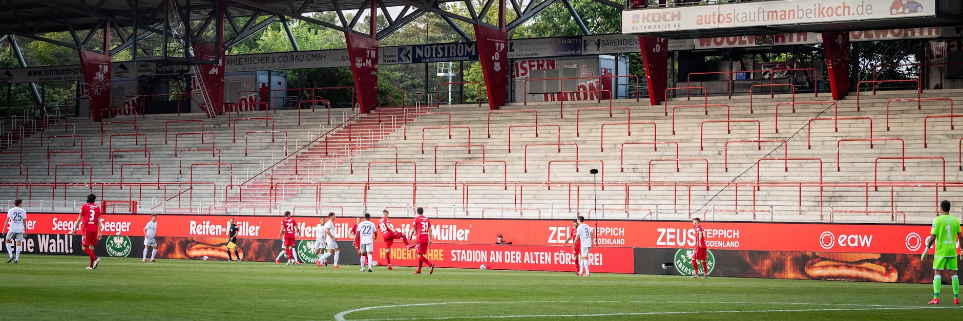 Das tut richtig weh: Auf dem Rasen sind die Bayern zu Gast beim 1. FC&nbsp; Union und die Alte Försterei ist leer.