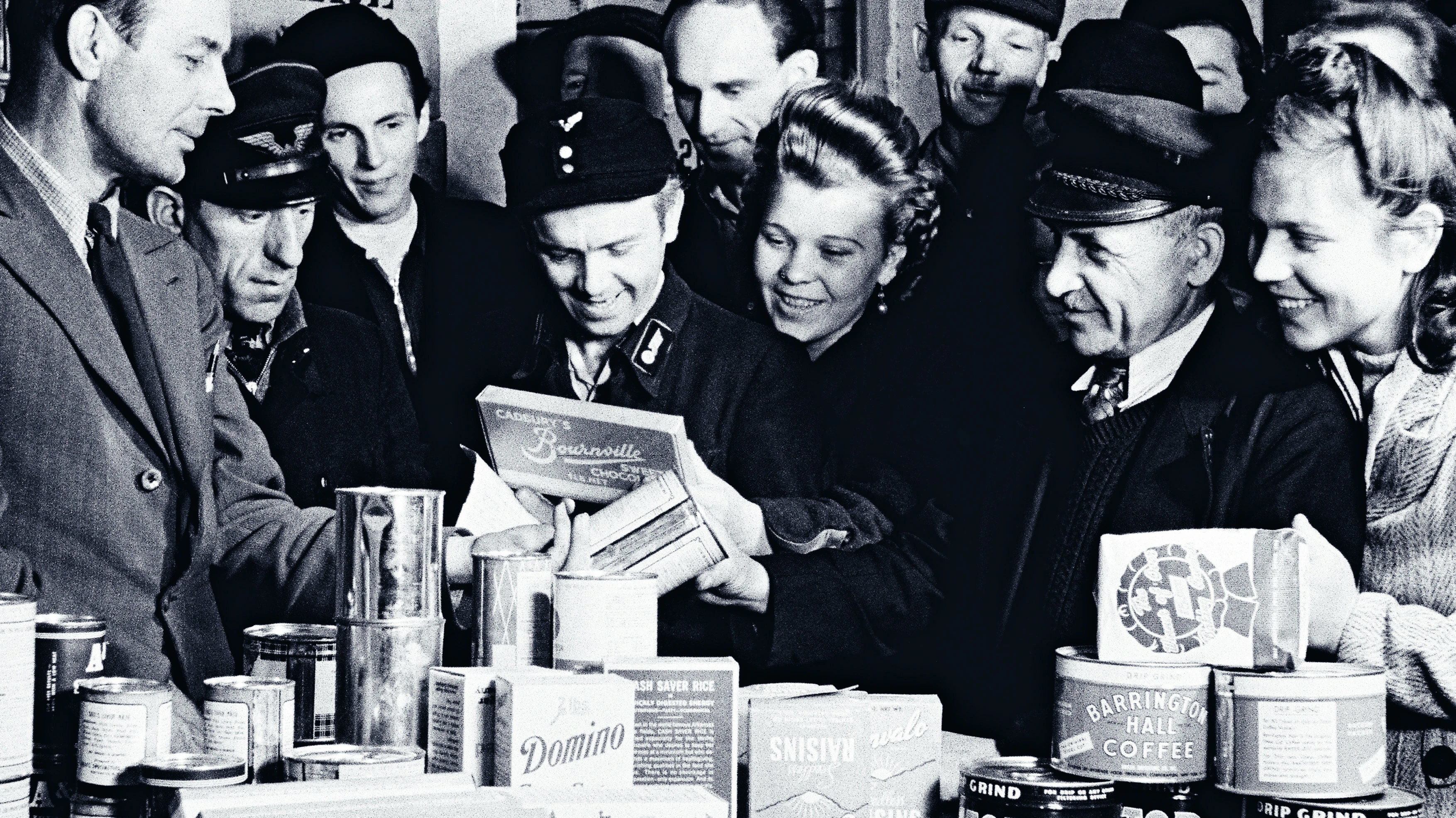 Care-Pakete:&nbsp;Ab Ende 1946 senden amerikanische Wohlfahrtsorganisationen Nahrungsmittelpakete in die westlichen Besatzungssektoren. Diese Pakete werden als Wohltat empfunden – und inszeniert. Sie stiften ebenso wie die „Rosinenbomber“ während der Blockade Verbundenheit zu den ehemaligen Feinden im Westen.