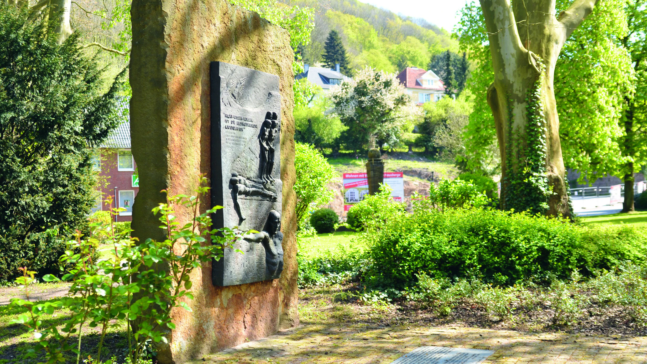 Gedenktafel für ein lange vergessenes Außenlager:&nbsp;Lange wird die Existenz eines Außenlagers des KZ Neuengamme an und in der Porta Westfalica verschwiegen. Erst 1992 wird ein Gedenkstein eingeweiht. Heute engagiert sich der Verein „KZ-Gedenk- und Dokumentationsstätte Porta Westfalica“ dafür, hier eine Gedenkstätte aufzubauen.