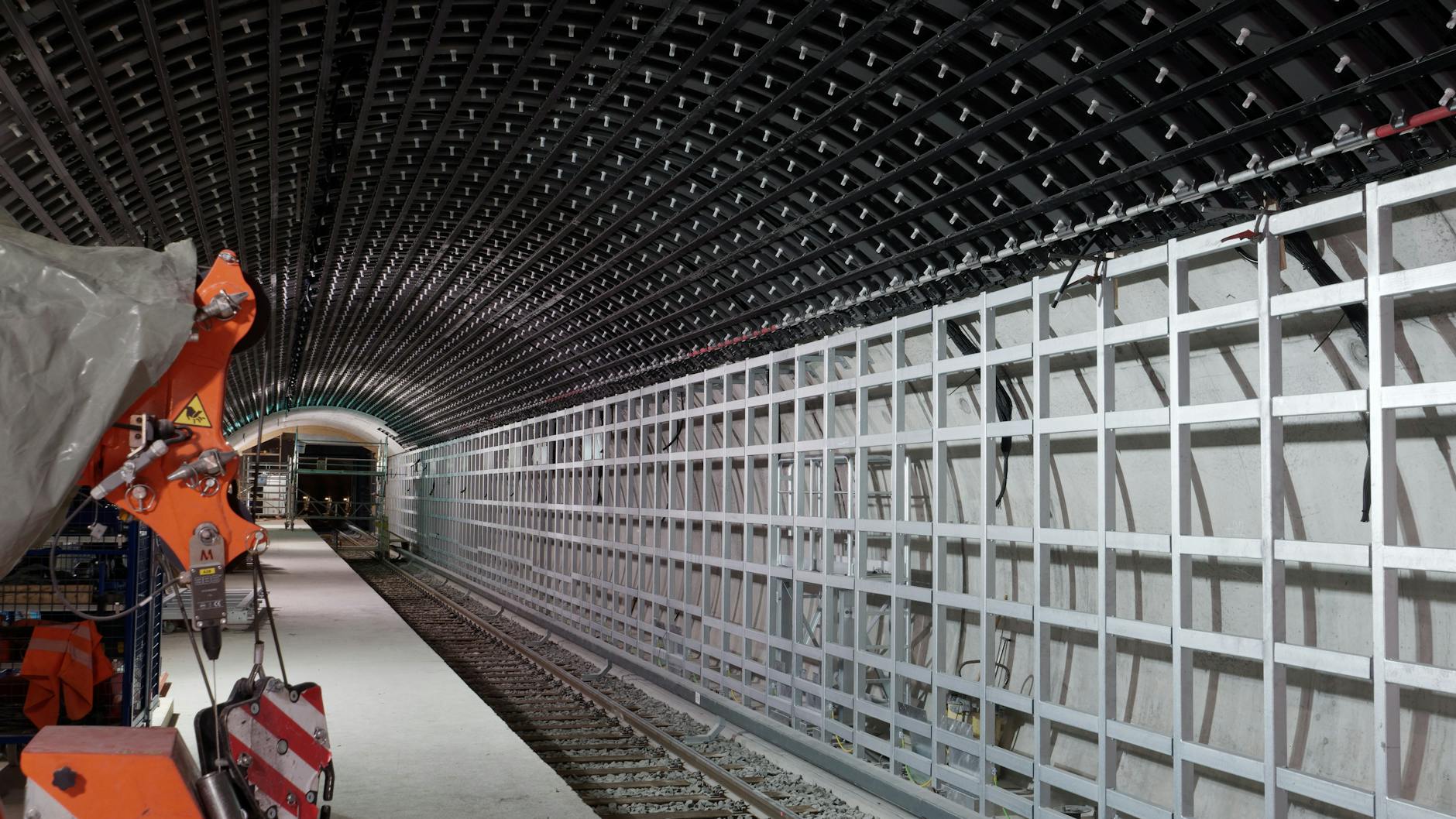 U-Bahnhof Museumsinsel: Die künftigen Lichtpunkte sind schon montiert.