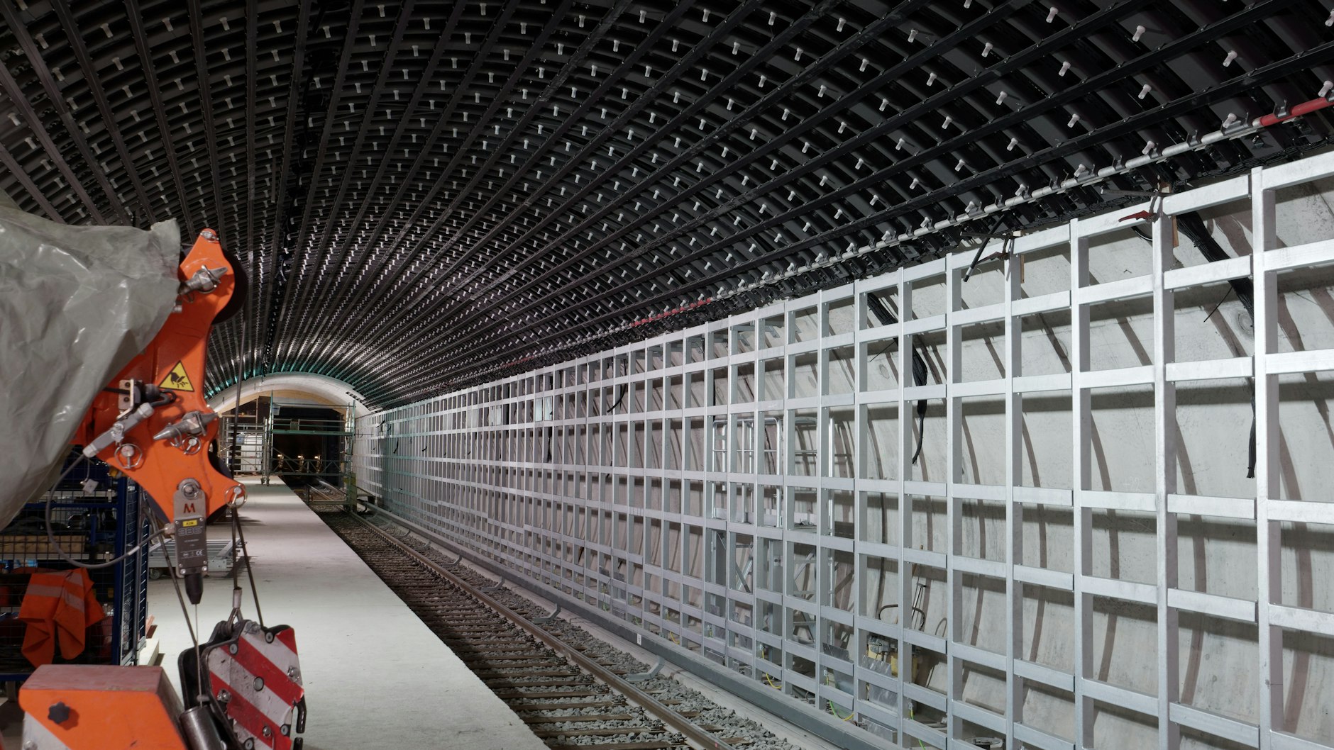 U-Bahnhof Museumsinsel: Die künftigen Lichtpunkte sind schon montiert.