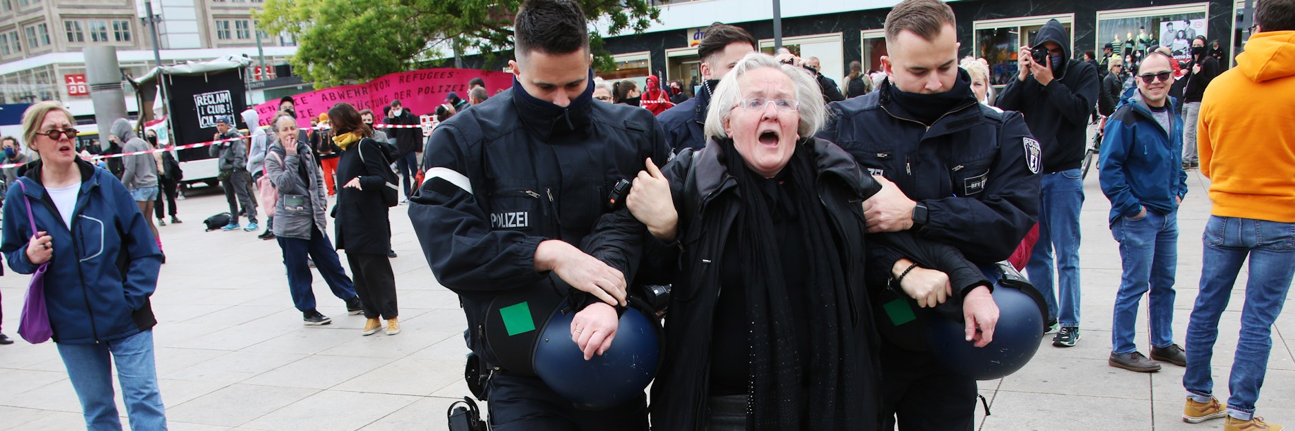 Sie war zu DDR-Zeiten Oppositionelle und nach der Wiedervereinigung Mitglied des Bundestages. Barbe wird von zwei Polizisten gepackt und wehrt sich laut.