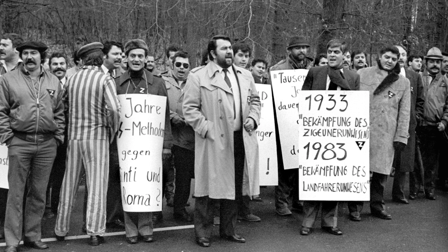 Demonstration von 220 Sinti und Roma vor dem Bundeskriminalamt in Wiesbaden am&nbsp;28. Januar 1983, anlässlich des 50. Jahrestages der Machtübertragung an die Nationalsozialisten:&nbsp;In Deutschland kämpft eine Bürgerrechtsbewegung lange vergeblich für eine Anerkennung als „rassische“ Verfolgte des Nationalsozialismus. Bis zur schrittweisen Akzeptanz auch in Entschädigungsverfahren und bis zur Einweihung eines „Denkmals für die im Nationalsozialismus ermordeten Sinti und Roma Europas“ neben dem Reichstag im Jahr 2012 vergehen Jahrzehnte.