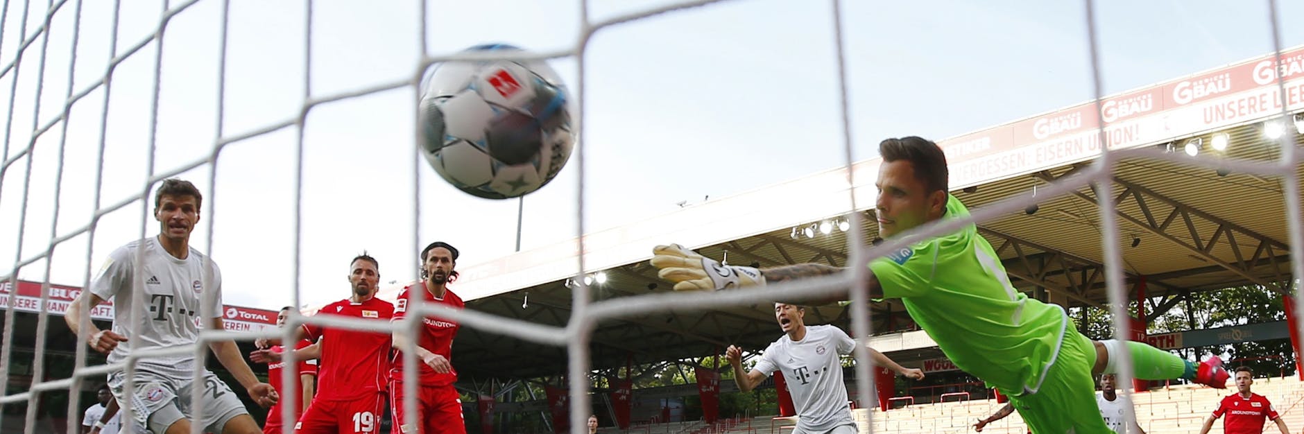 Der Ball schlägt nach einem Kopfball von Bayerns Benjamin Pavard zum 0:2 im Union-Tor ein.