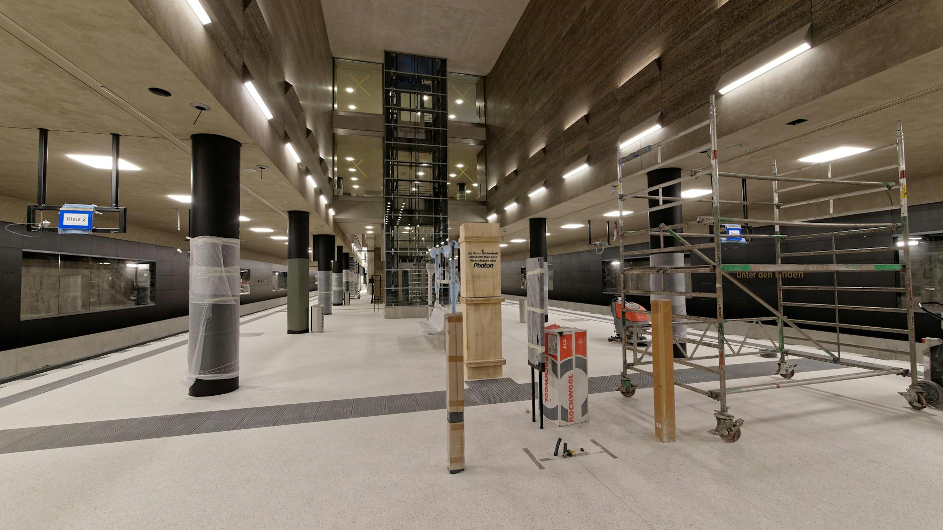 U-Bahnhof Unter den Linden: weißer Terrazzo auf dem Boden, Muschelkalk an den Wänden.