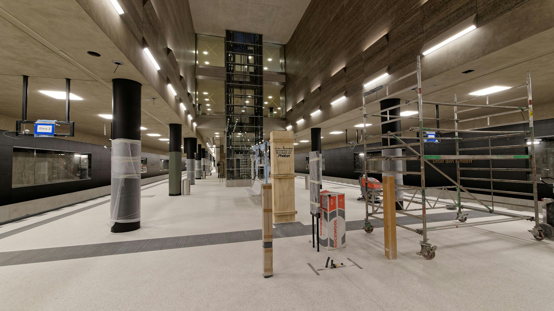 U-Bahnhof Unter den Linden: weißer Terrazzo auf dem Boden, Muschelkalk an den Wänden.