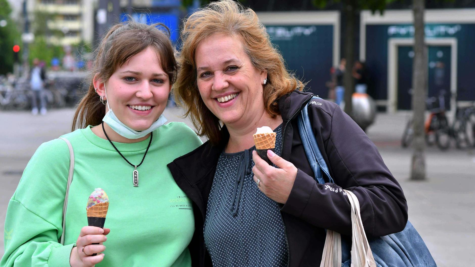 Echtes Frühbucherglück hatte Ines Kuntze (49) aus Mitte: „Mein Mann und ich reservierten Ende des Jahres einen Platz in Zinnowitz an der Ostsee“, sagt sie. Während viele vergeblich ein Hotelzimmer suchen, ist ihre Unterkunft sicher. Nur ihre Tochter Josephine (18) ging leer aus: Sie wollte nach Amsterdam, musste stornieren. „Jetzt passe ich auf den Garten meiner Eltern auf.“
