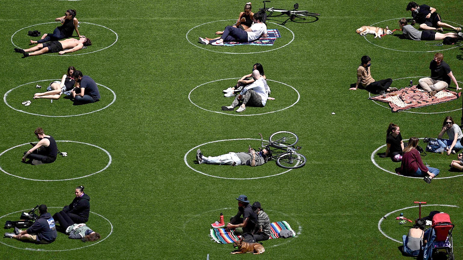 Erholungssuchende dieser Tage im Domino-Park von Brooklyn, New York.