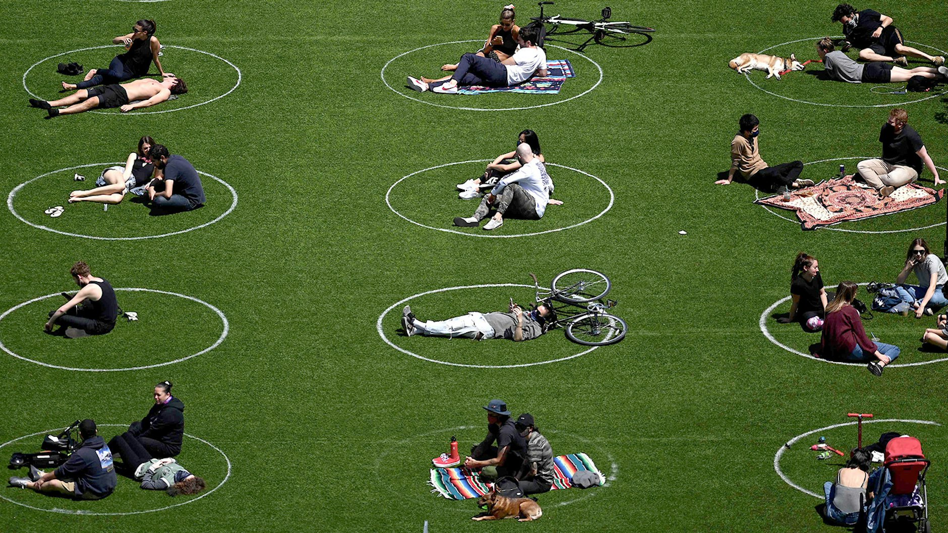 Erholungssuchende dieser Tage&nbsp; im Domino-Park von Brooklyn, New York.