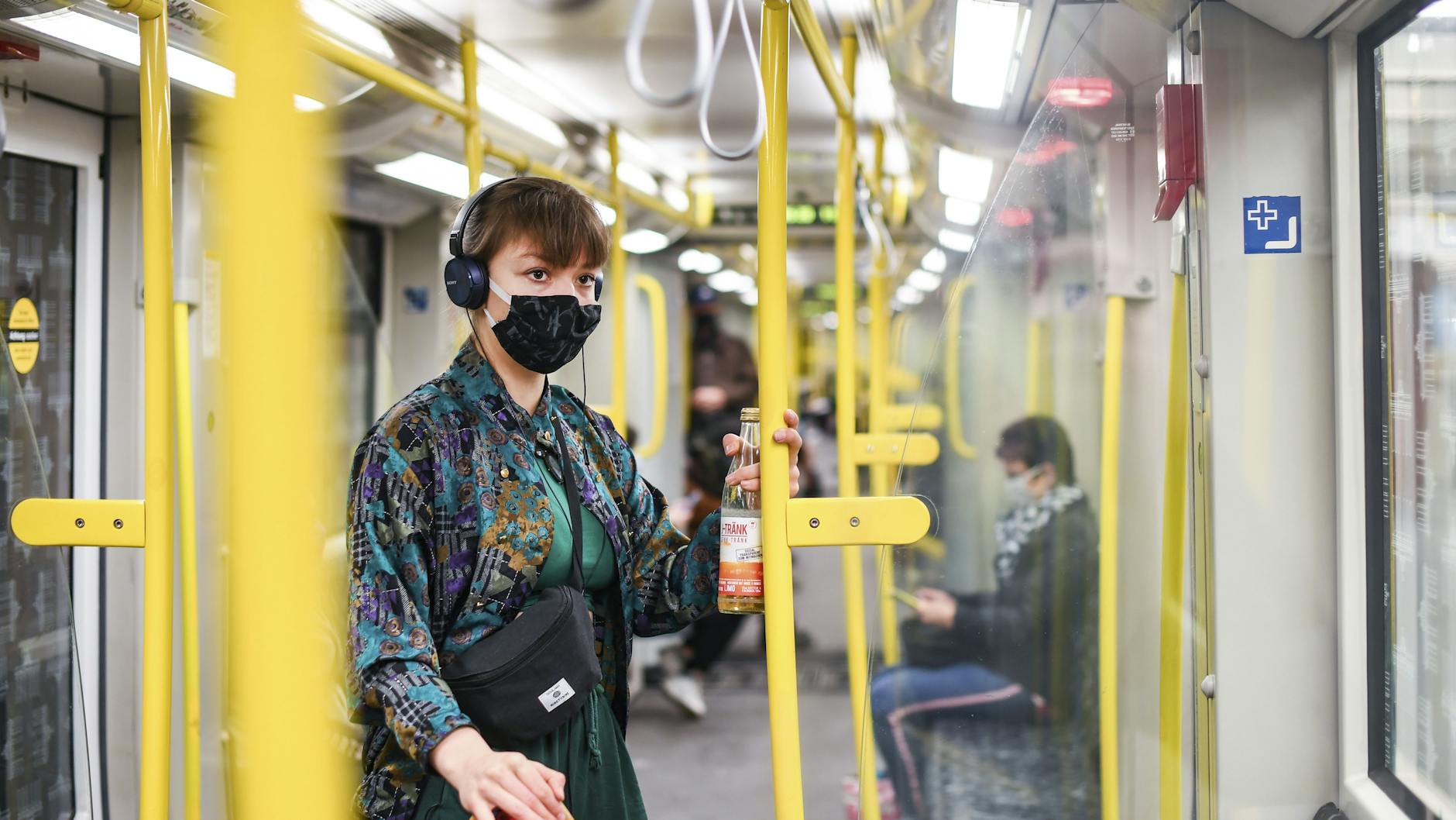 Nicht jeder Fahrgast mag es, in der BVG eine Mund-Nasen-Bedeckung zu tragen. Forschungen der TU Berlin ergaben allerdings, dass das Tragen von Masken den Anteil der Corona.-Infektionen, die in öffentlichen Verkehrsmitteln stattfinden, deutlich verringert.