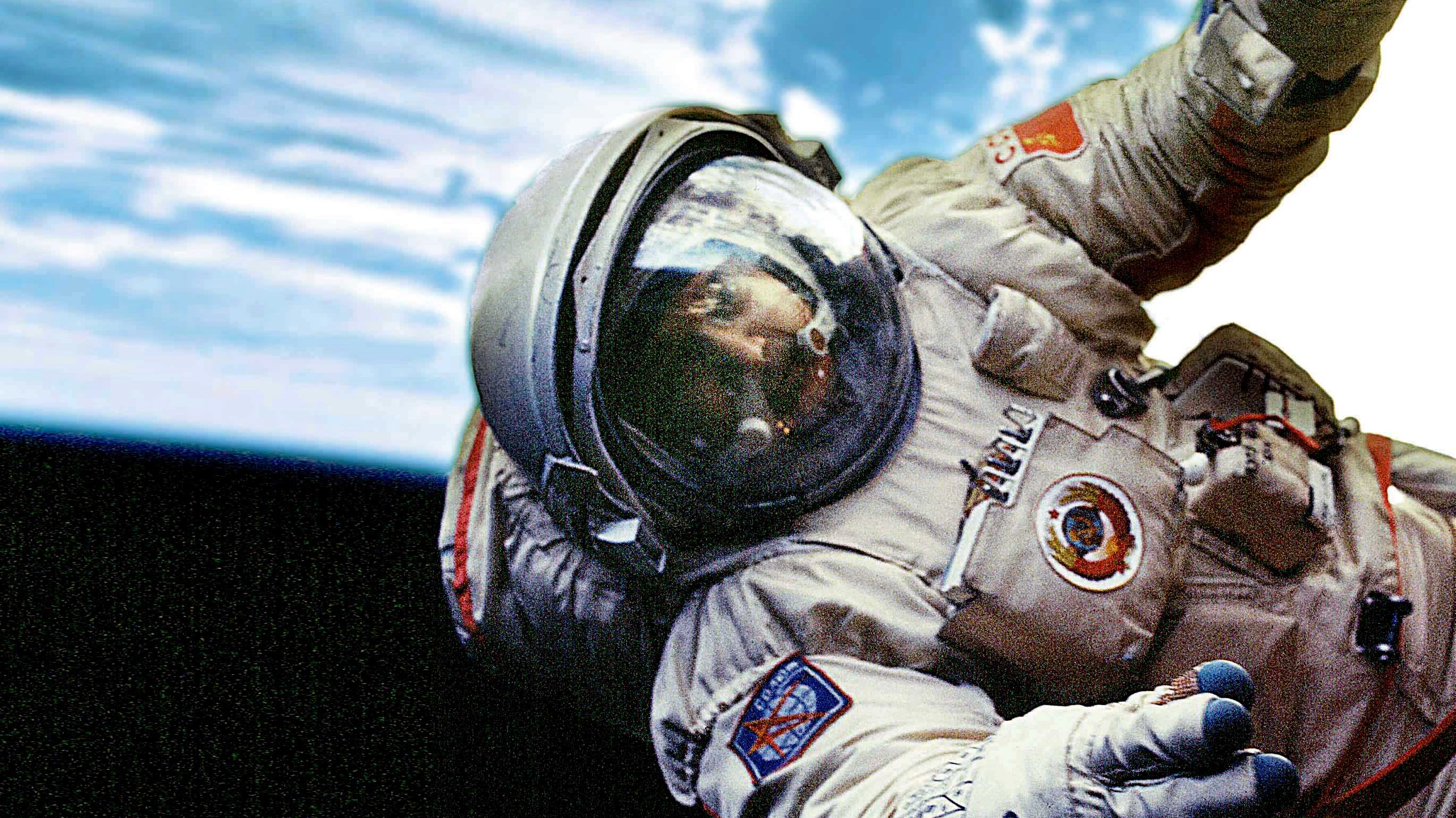 Kosmonaut Leonid Kisim 1986 bei einem Einsatz im Weltraum, aufgenommen von seinem Partner Wladimir Solowjew.&nbsp;