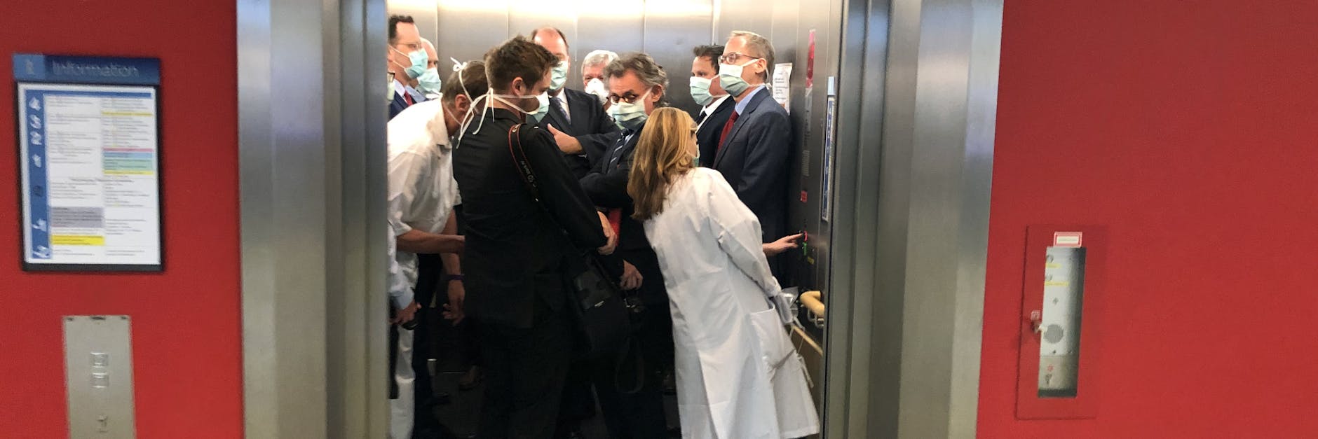 Ausgerechnet der Gesundheitsminister Jens Spahn (ganz links) stand in einem vollen Aufzug ohne Sicherheitsabstand. 