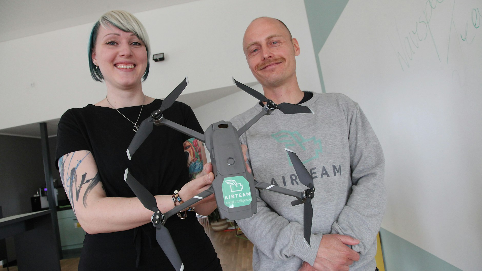 Auf zu neuen Geschäftsfeldern: Carolin Wilke und Moritz Jesch mit einer Mavic Pro 2.
