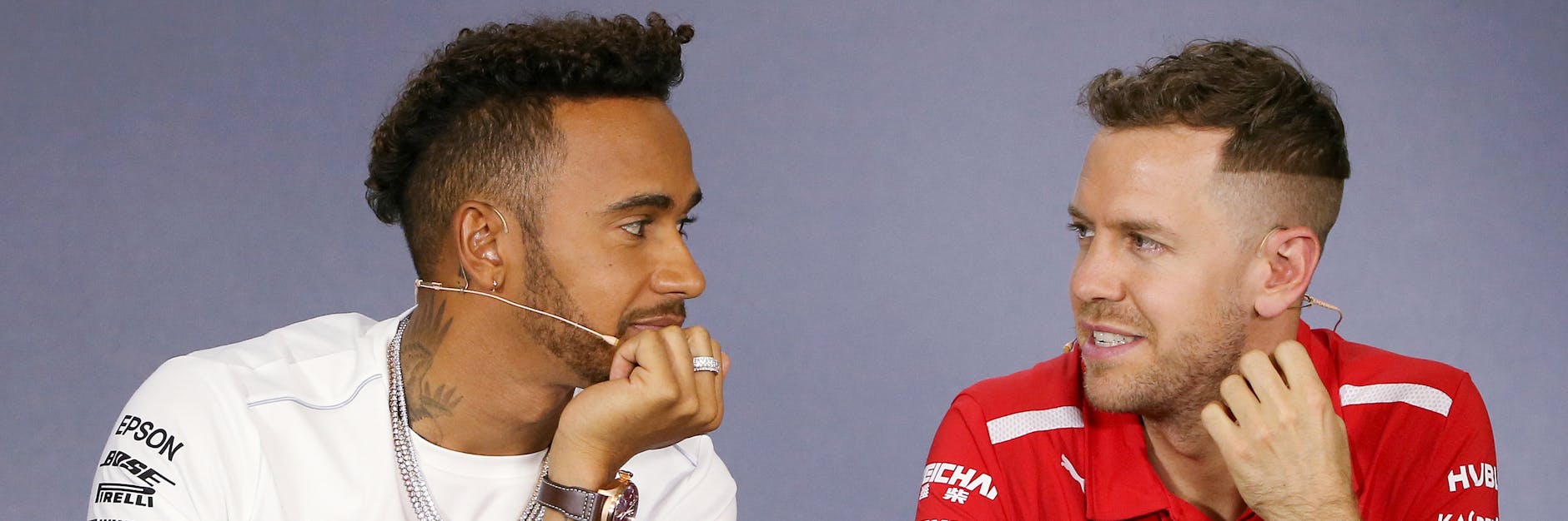 Noch für verschiedene Farben unterwegs: Lewis Hamilton (l.) und Sebastian Vettel.