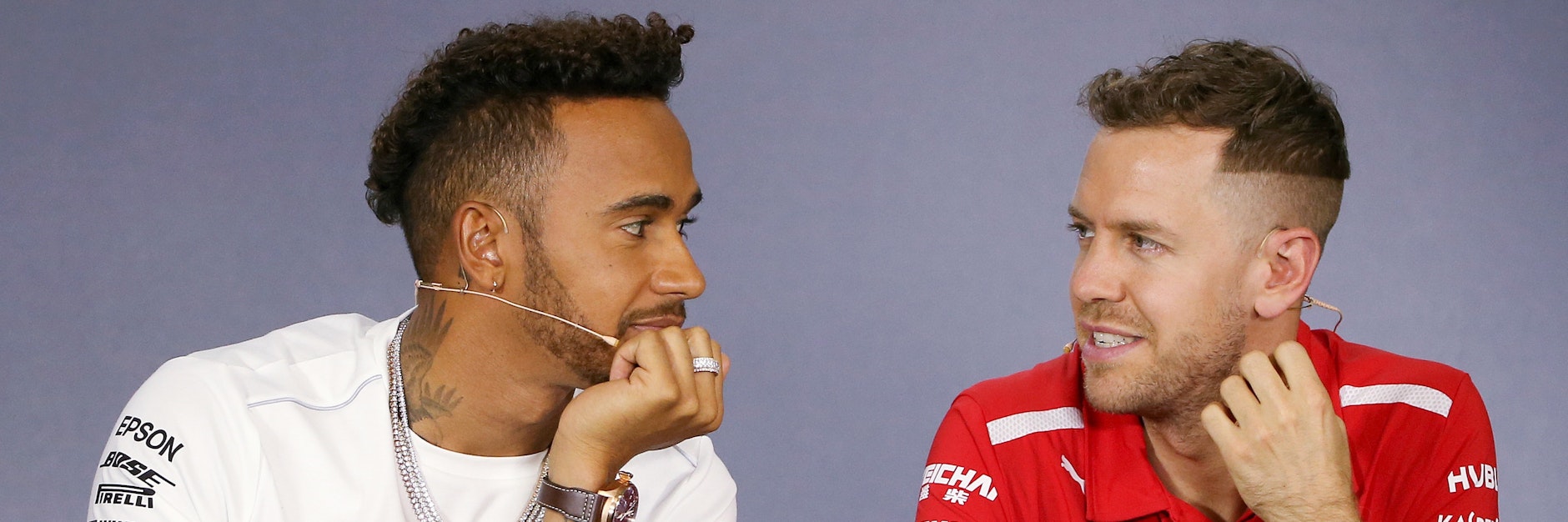 Noch für verschiedene Farben unterwegs: Lewis Hamilton (l.) und Sebastian Vettel.