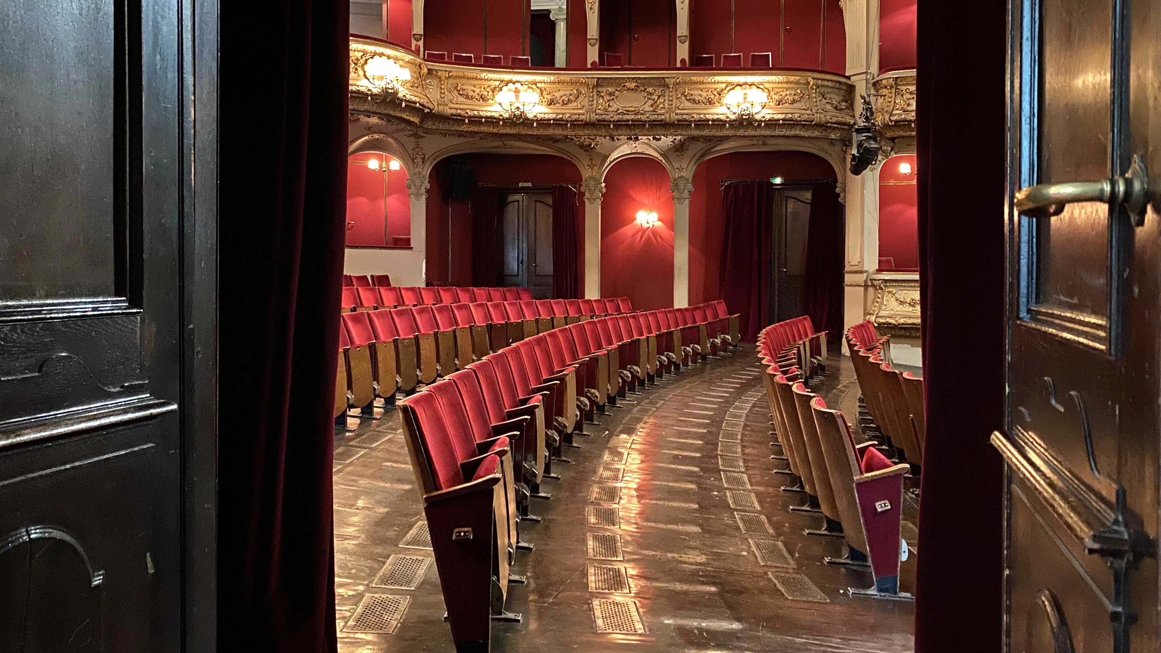 Blick in den Zuschauersaal mit ausgebauten Sitzreihen.