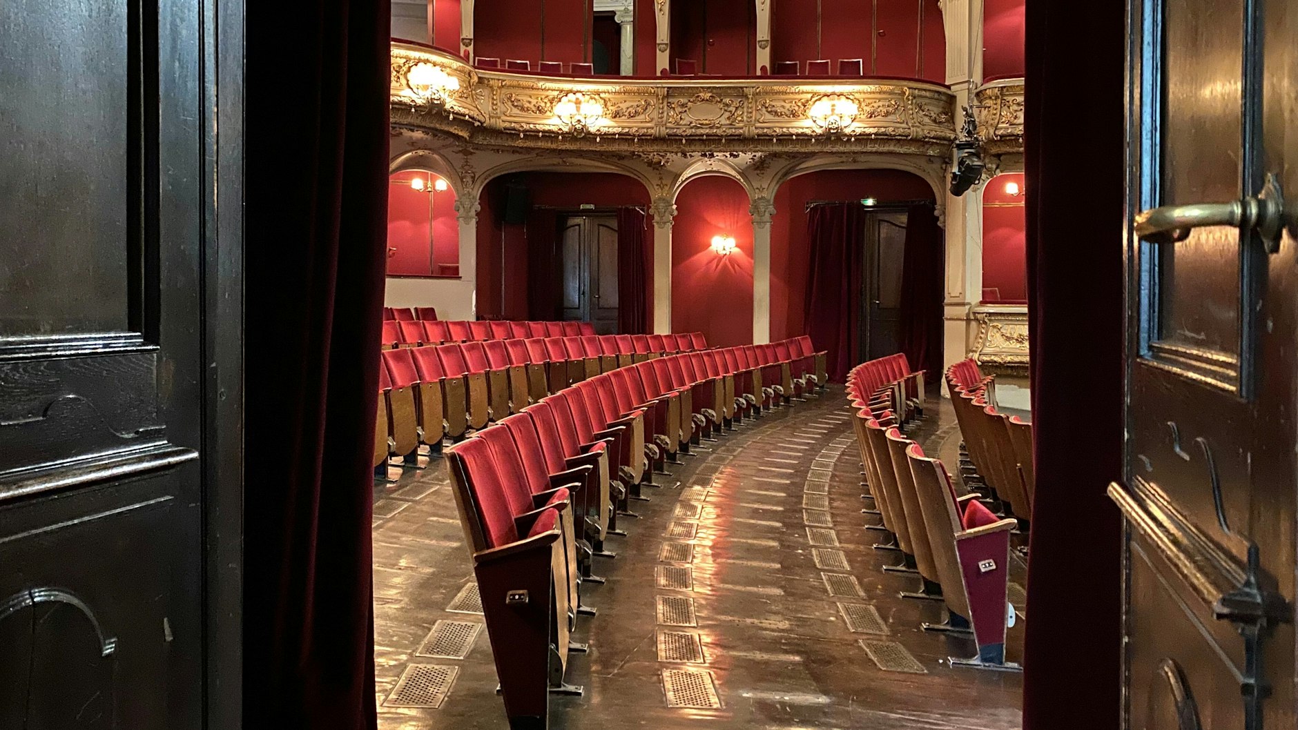 Blick in den Zuschauersaal mit ausgebauten Sitzreihen.