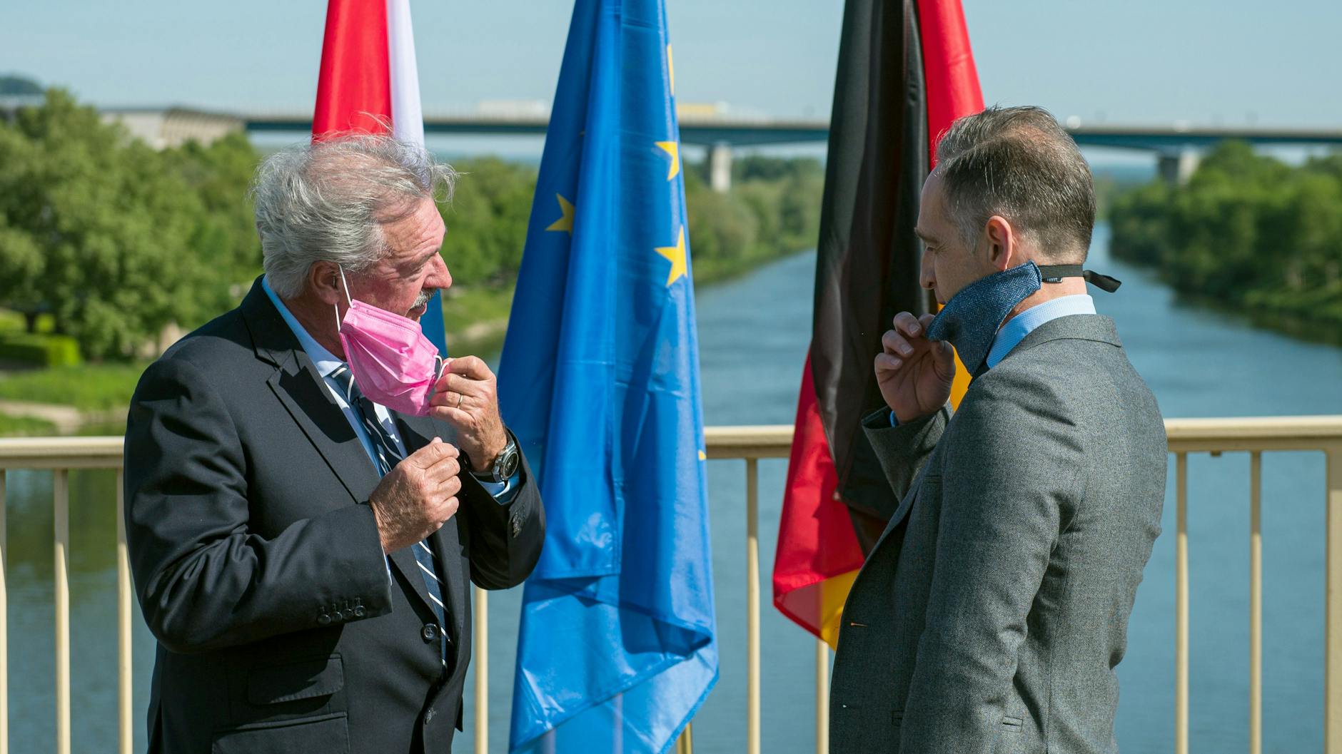 Maske ab über der Mosel: Bundesaußenminister Heiko Maas und sein luxemburgischer Amtskollege Jean Asselborn.