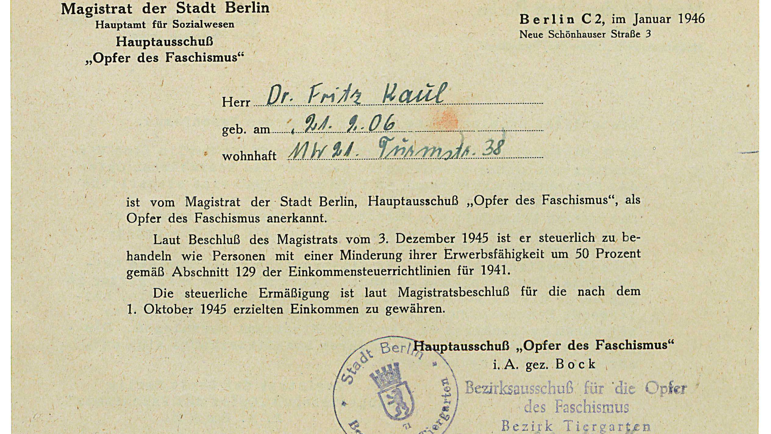 Bescheinigung des Hauptausschusses „Opfer des Faschismus“ vom Januar 1946:&nbsp;Der Adressat dieser Bescheinigung, der spätere „SED-Staranwalt“ Friedrich Karl Kaul, engagiert sich als Anwalt für Dutzende NS-Verfolgte, deren Anträge aufgrund ihrer politischen Haltung abgewiesen werden.