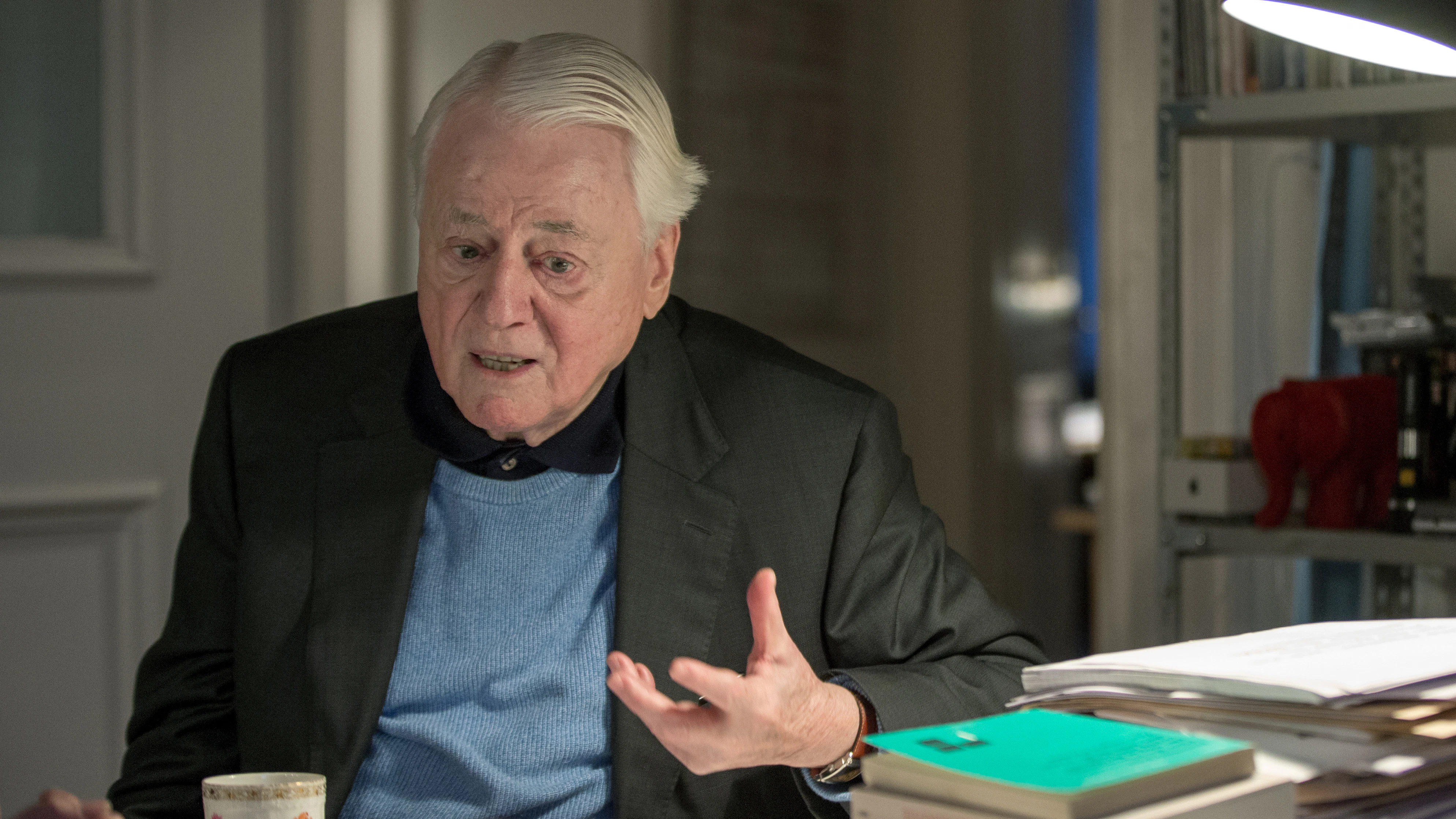 Der Filmemacher, Fernsehproduzent, Schriftsteller, Drehbuchautor und promovierte Jurist Alexander Kluge in seiner Wohnung in München.