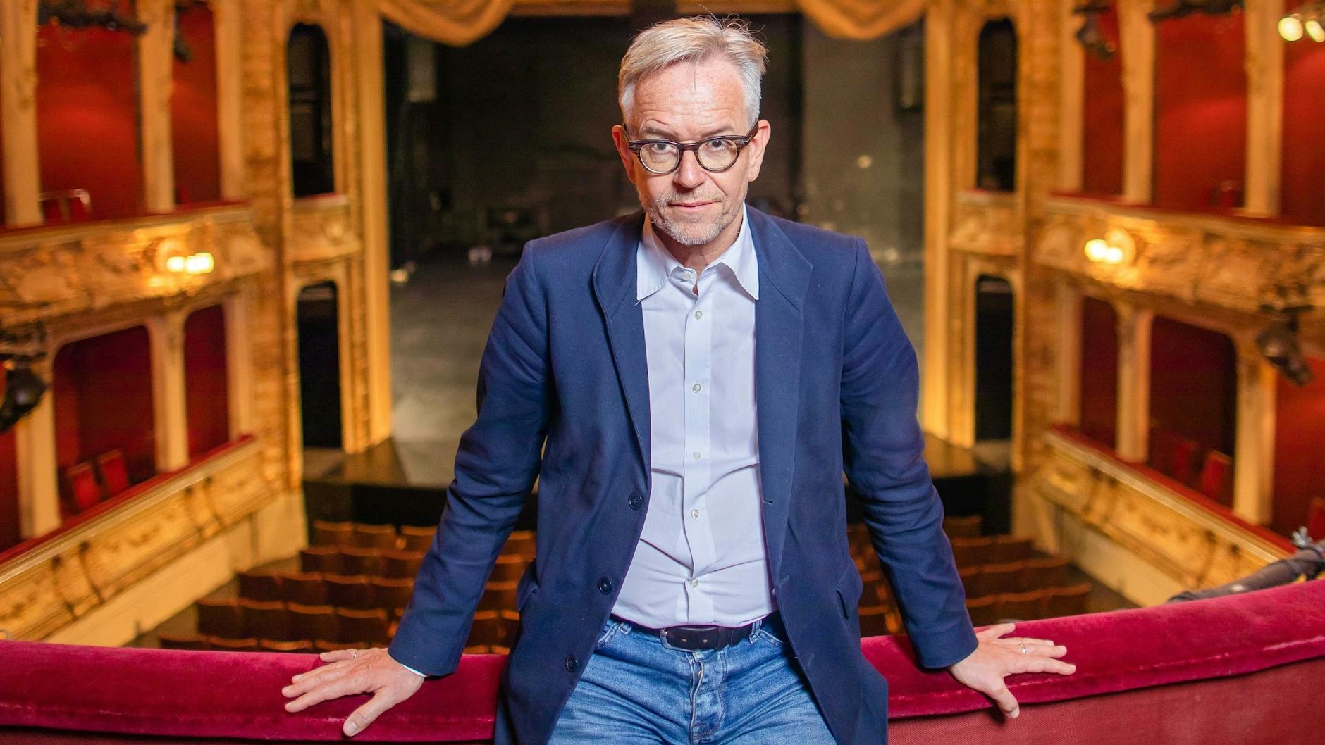 Intendant Oliver Reese im leeren Zuschauersaal des Berliner Ensembles