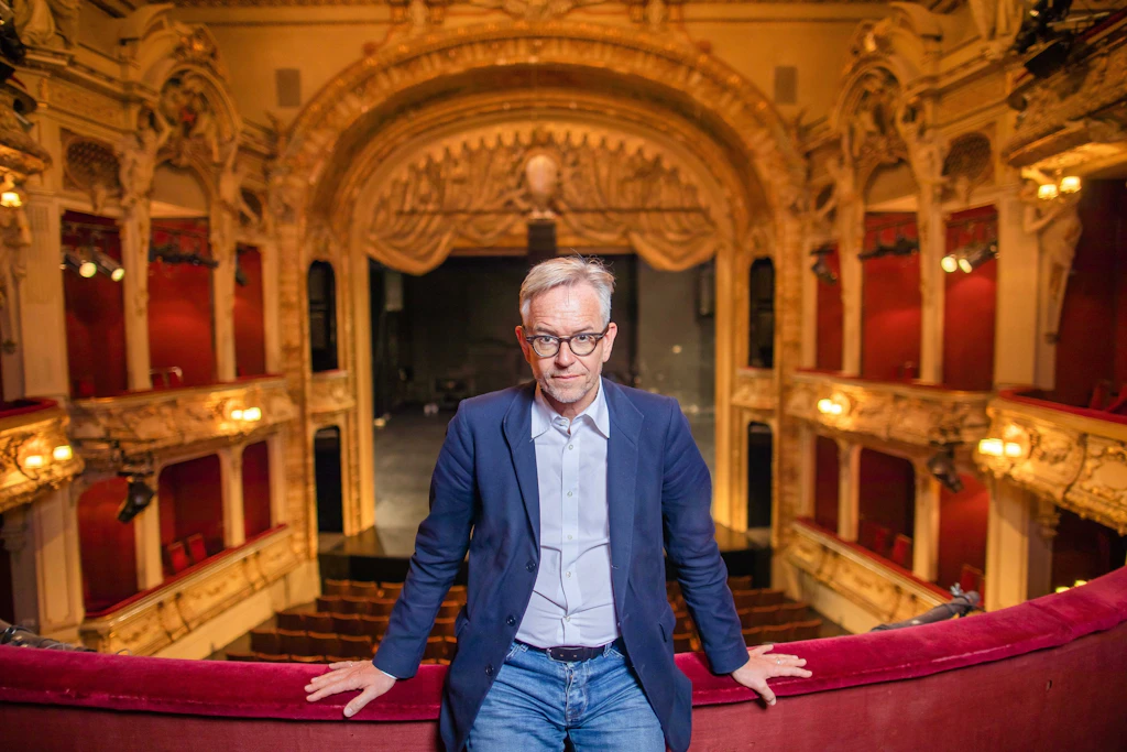 Oliver Reese baut mit guter Laune Sitzreihen aus