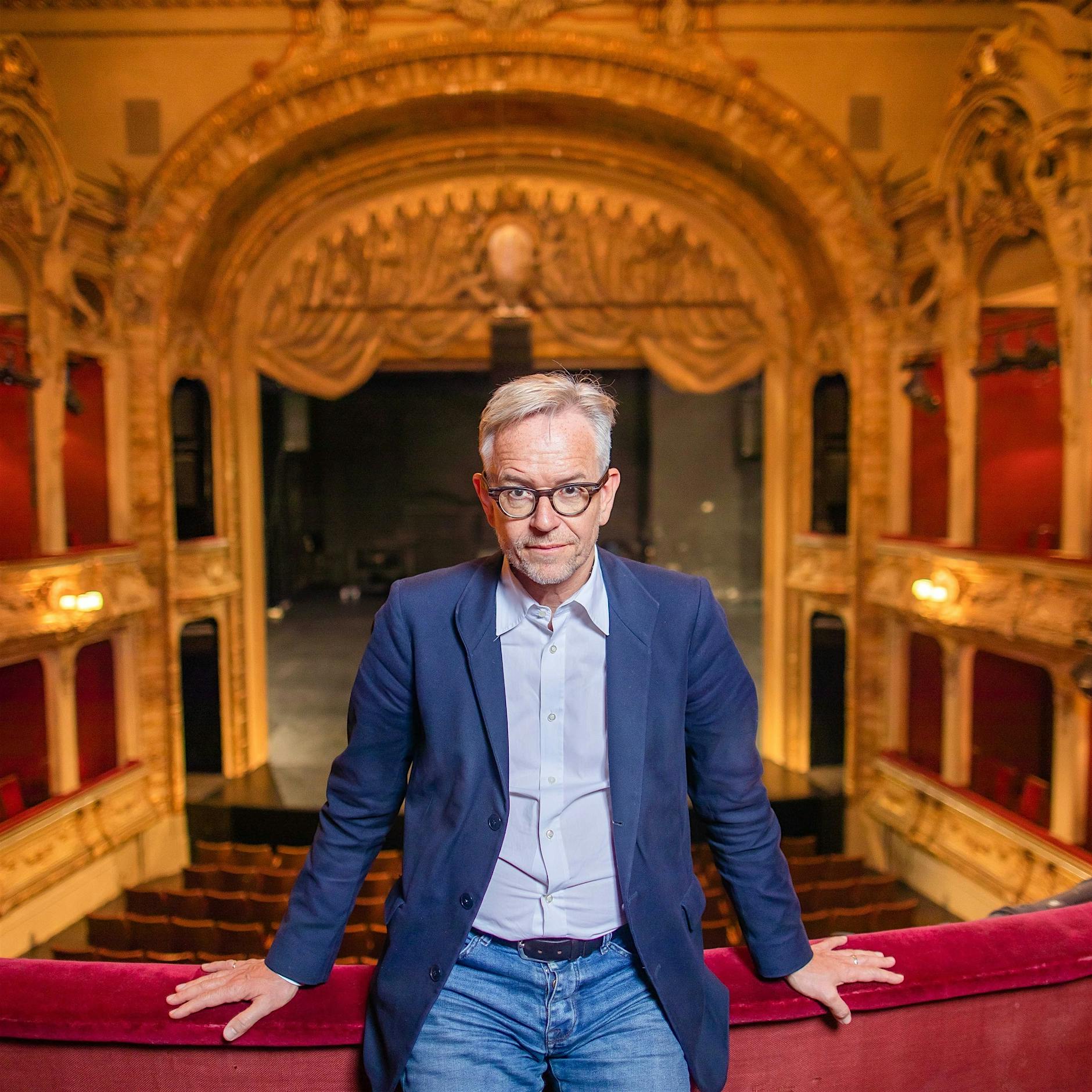 Oliver Reese baut mit guter Laune Sitzreihen aus