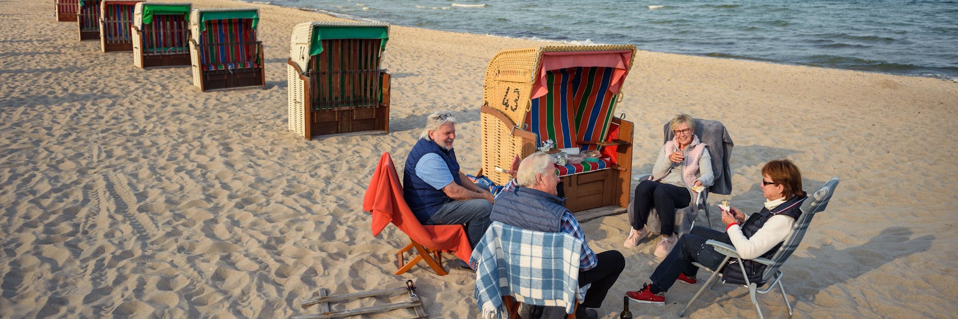 Dicht an dicht am Strand? Das wird es in diesem Jahr nicht geben. Stattdessen werden Strandkörbe, Liegen und Sonnenschirme mit ausreichend Abstand aufgestellt, vielerorts überwacht Personal die Einhaltung der Regeln.