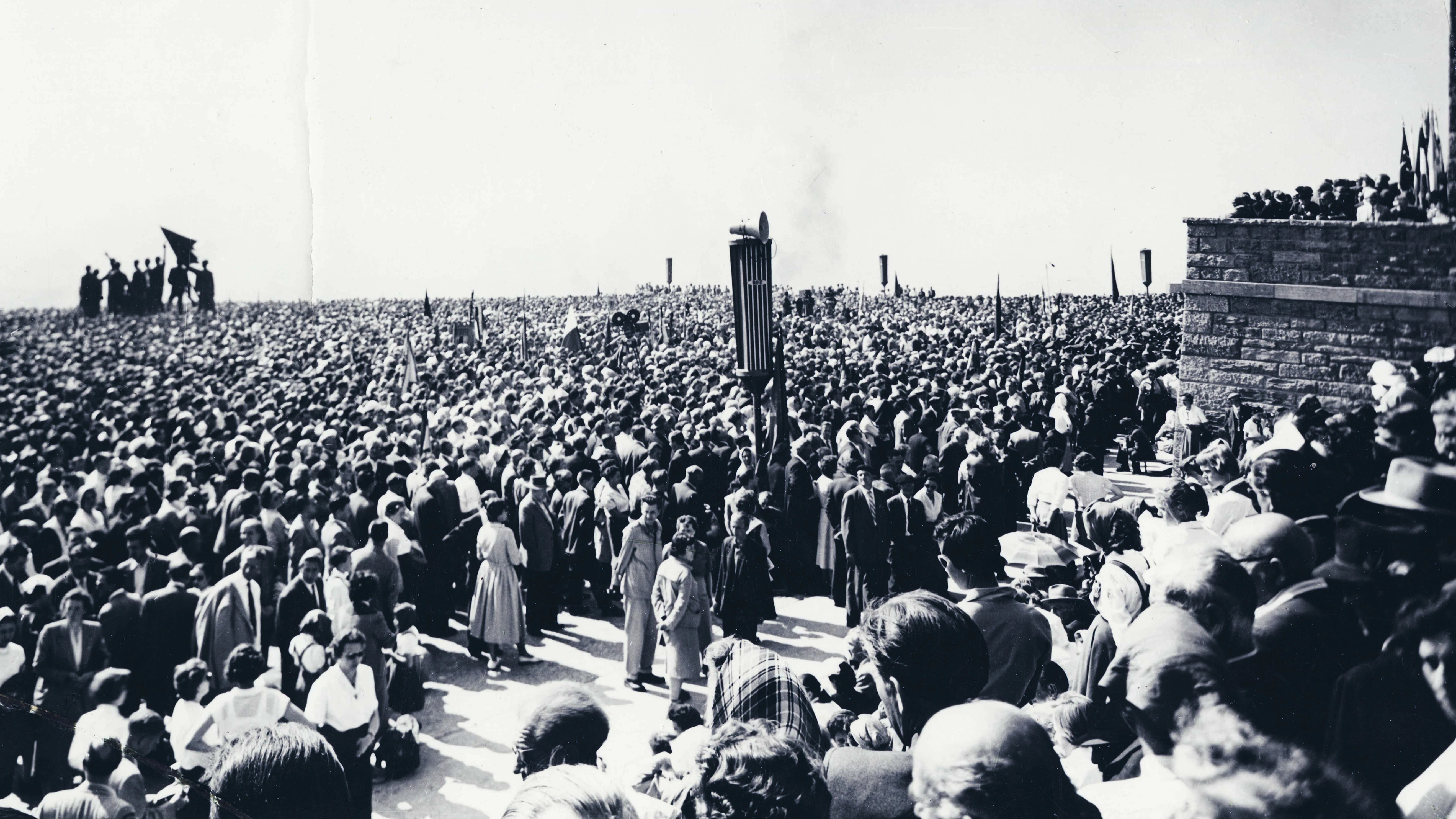 Einweihung der „Nationalen Mahn- und Gedenkstätte Buchenwald“:&nbsp;Im September 1958 wird die „Nationale Mahn- und Gedenkstätte Buchenwald“ eingeweiht. Dabei wird eine monumentale Denkmalanlage errichtet; gleichzeitig werden viele originale Baracken auf dem Gelände des Lagers abgerissen.