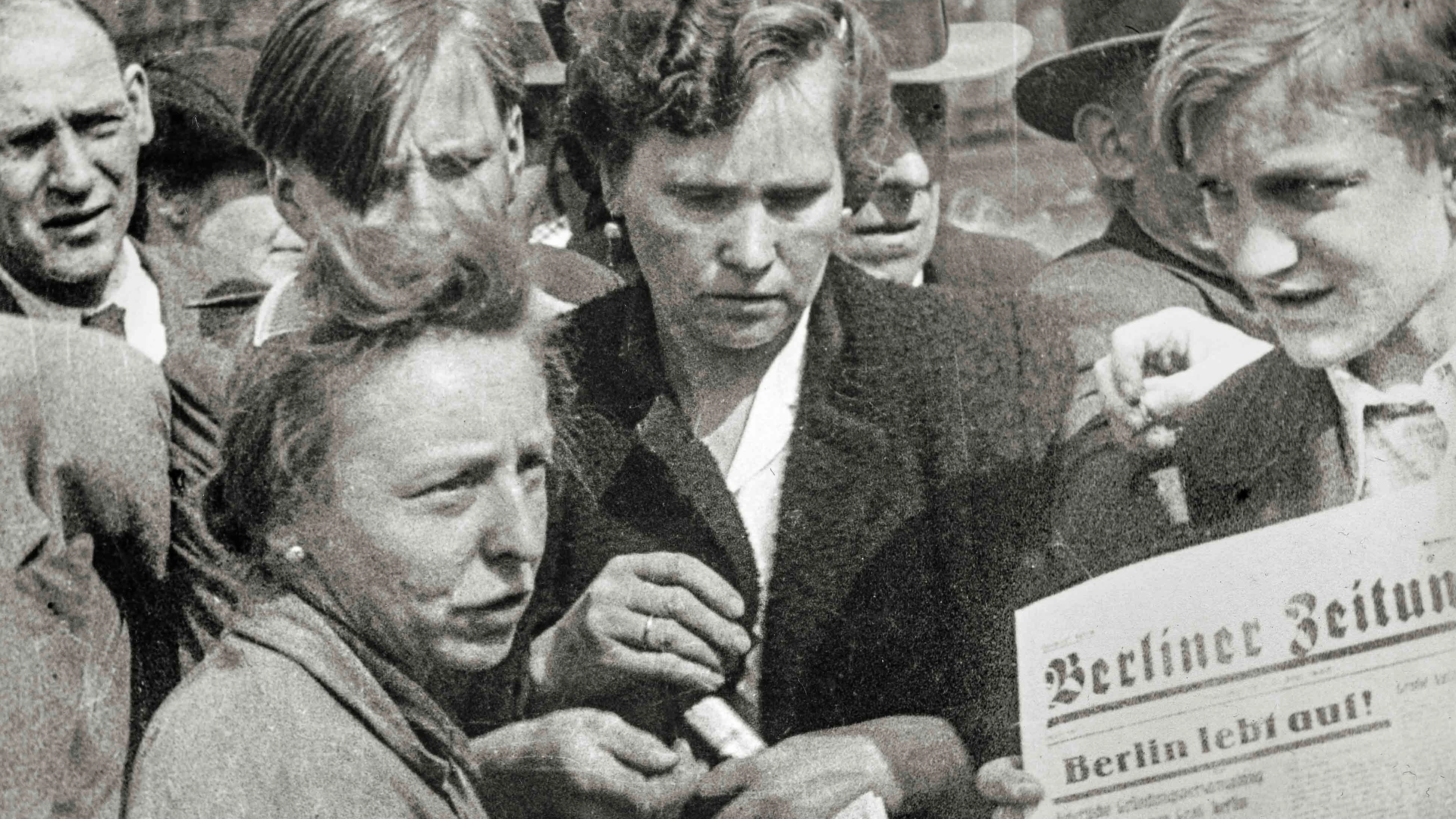 Junge mit Erstausgabe der Berliner Zeitung vom 21. Mai 1945 in Berlin.&nbsp;